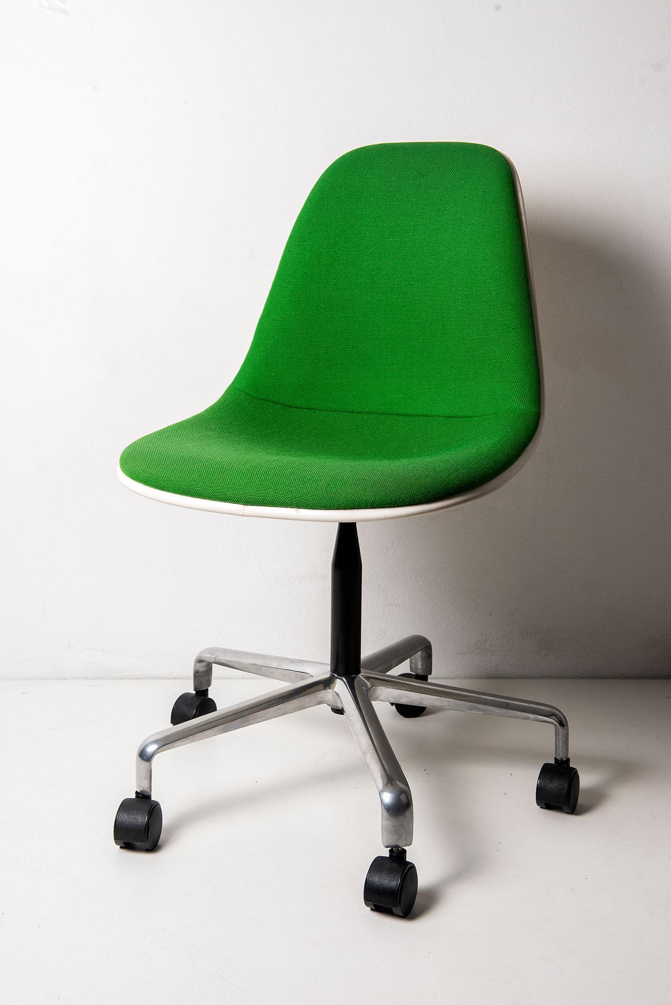 Rare chaise en fibre de verre PSCC de Charles et Ray Eames pour Herman Miller. 
Superbe sellerie verte bien entretenue.
Label et étiquette d'origine du revendeur.