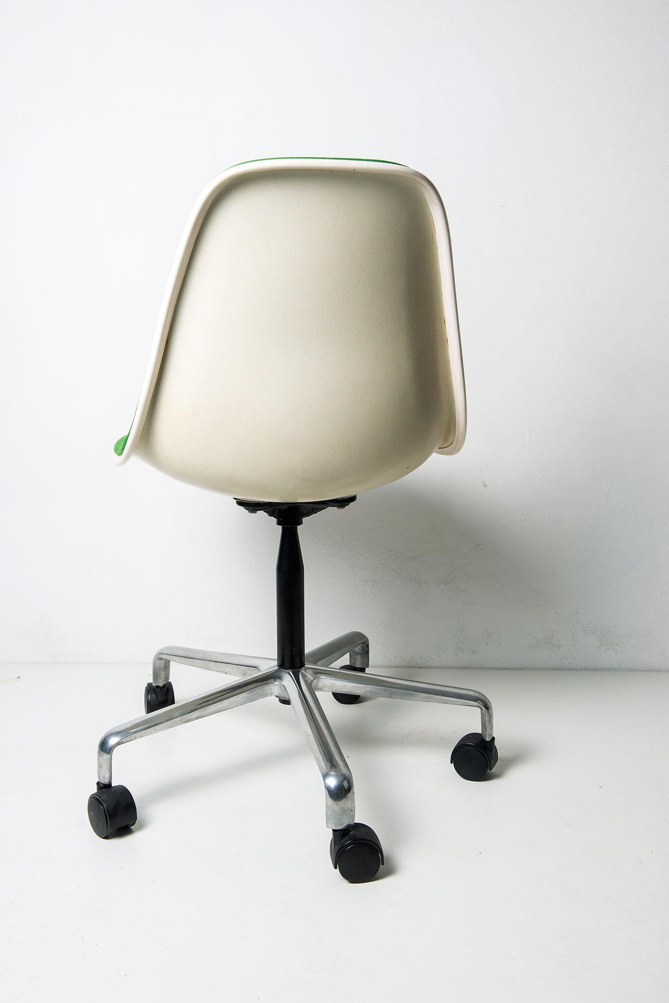 Eames Fiberglass Pscc Chair for Herman Miller, 1960s In Good Condition For Sale In Lugano, TI