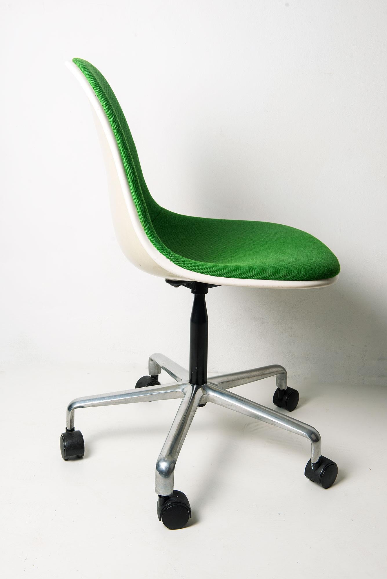 Mid-20th Century Eames Fiberglass Pscc Chair for Herman Miller, 1960s For Sale