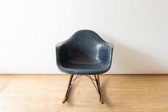 Eames Fiberglass Schaukelstuhl