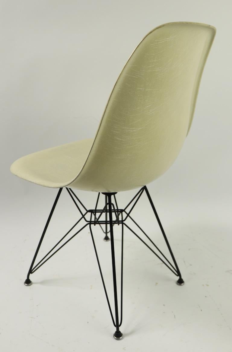 Eames Fiberglass Shell Chair on Original Eiffel Tower Base In Good Condition In New York, NY