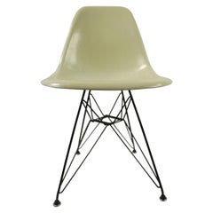 Eames Fiberglass Shell Chair auf Original Eiffelturm-Fuß