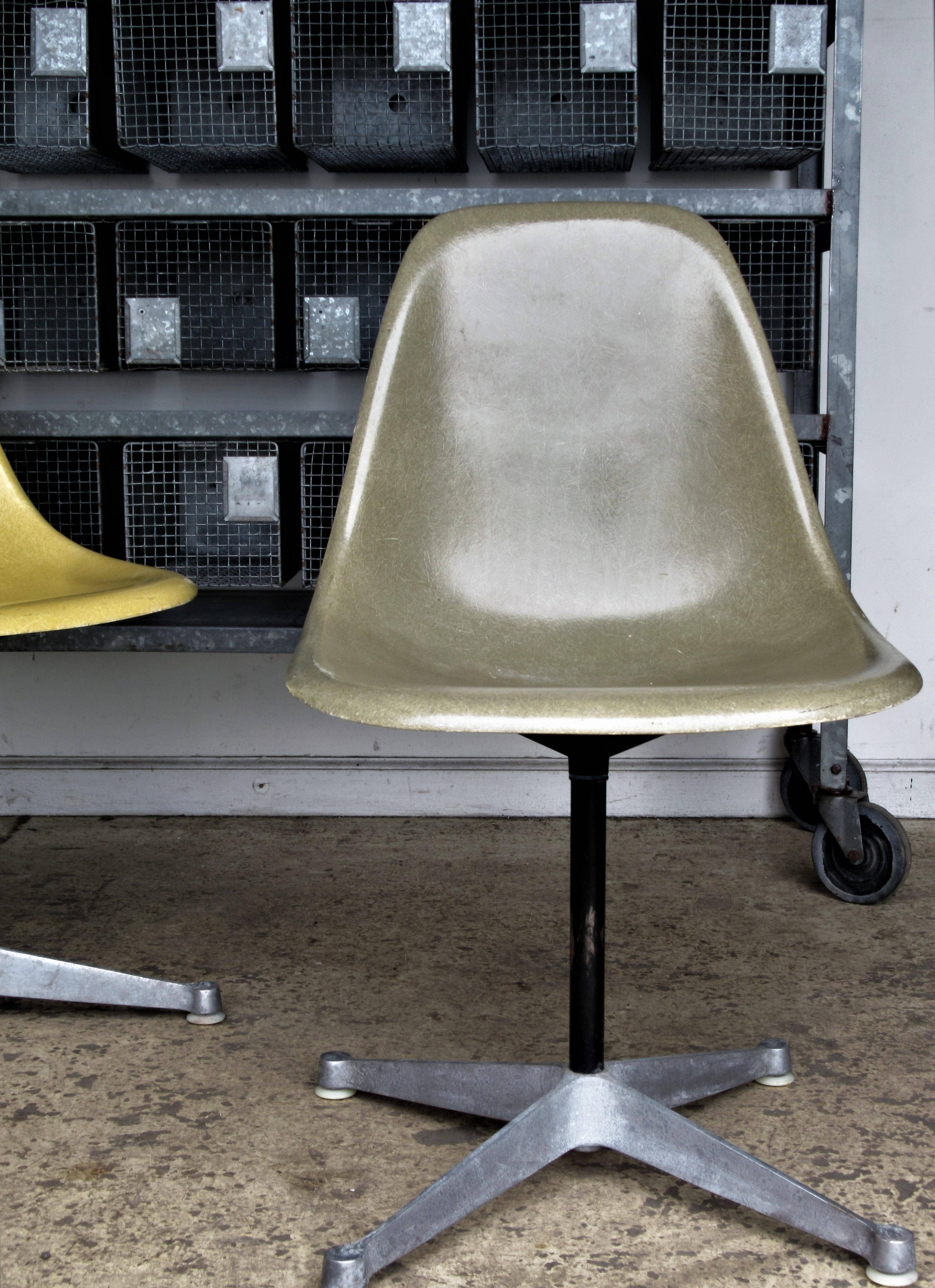 1960's Eames Fiberglass Shell Swivel Chairs for Herman Miller 7