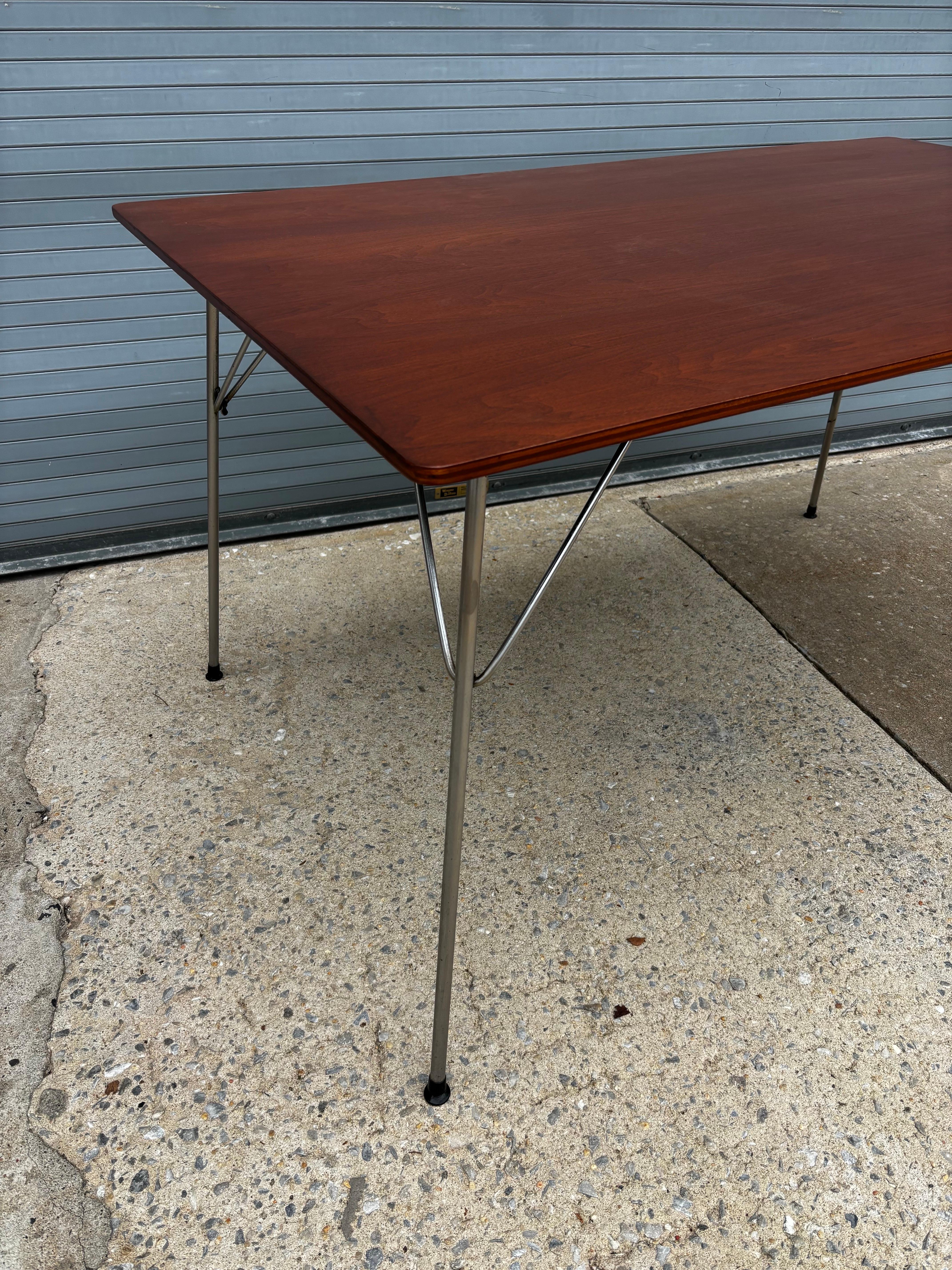 Ray y Charles Eames para Herman Miller Mesa de comedor rectangular plegable.  Nogal barnizado.  Las patas presentan el desgaste típico y se han sustituido los pies de goma.
