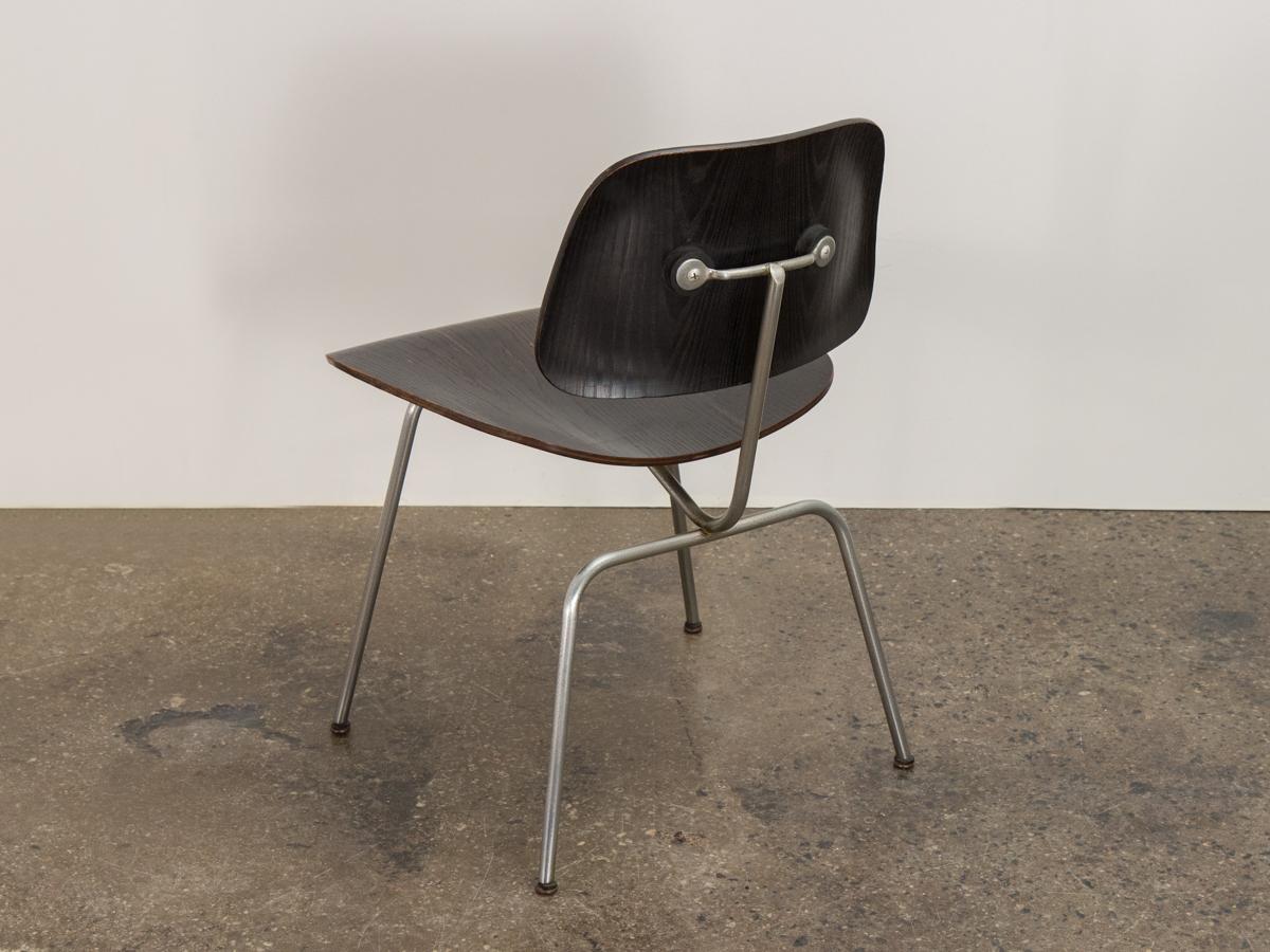 Chaise de salle à manger DCM en ébène, conçue par Charles et Ray Eames, fabriquée par Evans pour Herman Miller. Le contreplaqué moulé a beaucoup d'âge et porte joliment sa patine d'origine. La finition d'origine n'a pas été altérée. En excellente