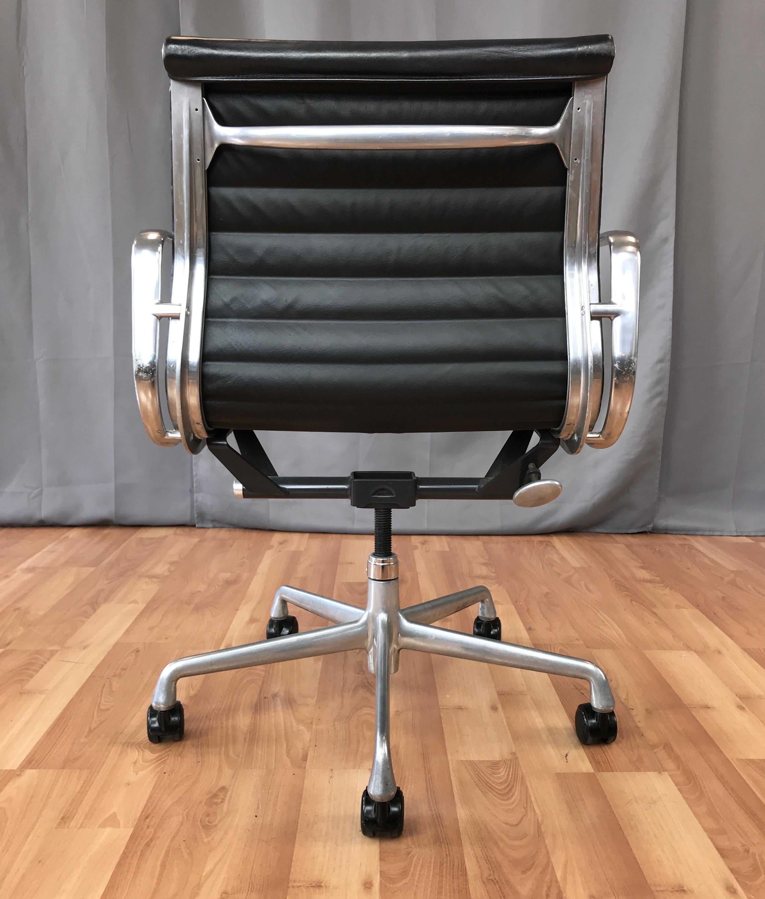 Eames for Herman Miller 50th Anniversary Aluminum Group Management Chair (B) In Good Condition In San Francisco, CA