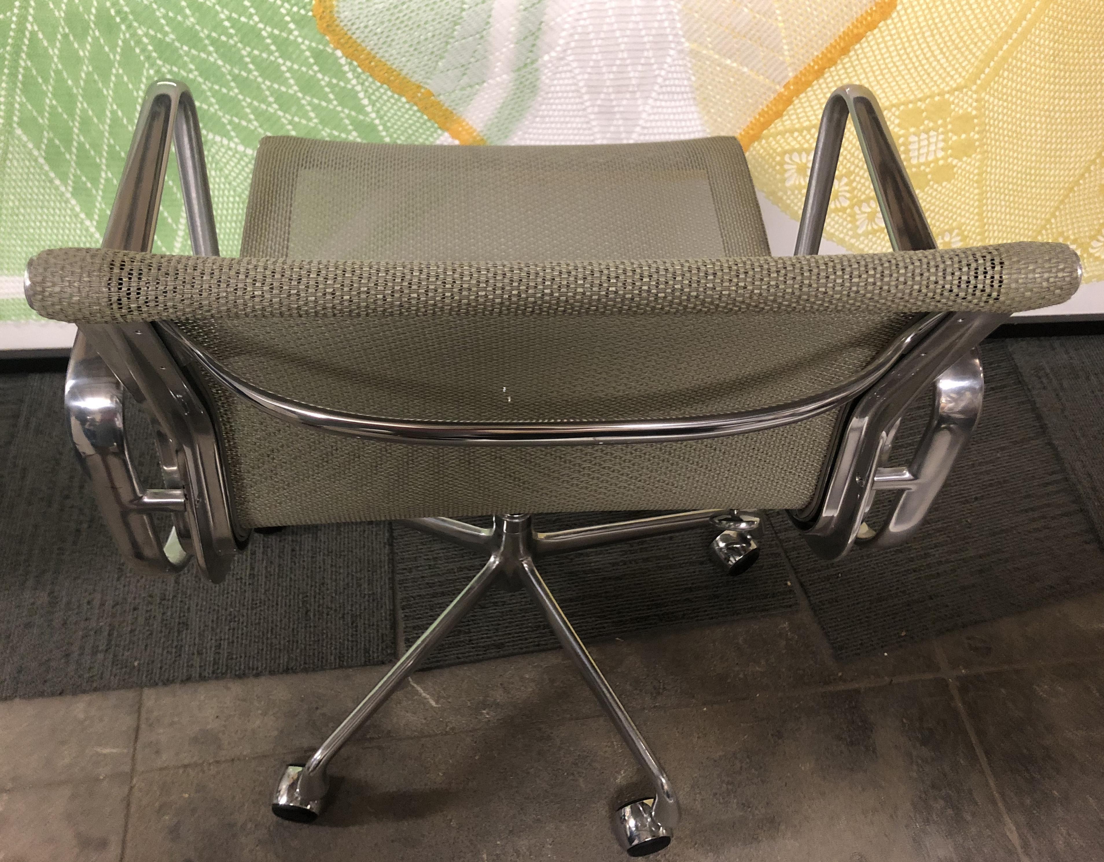 Eames for Herman Miller Aluminium Group Chair in Gray Mesh 1