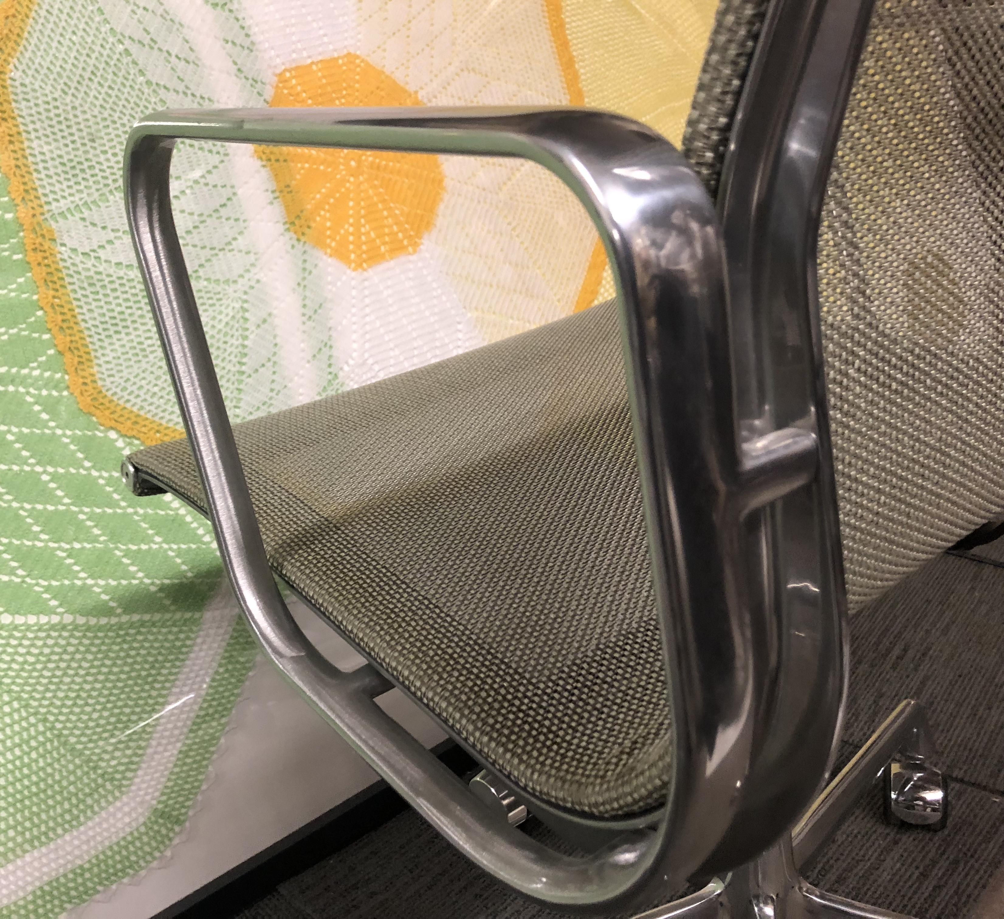 Eames for Herman Miller Aluminium Group Chair in Gray Mesh 2