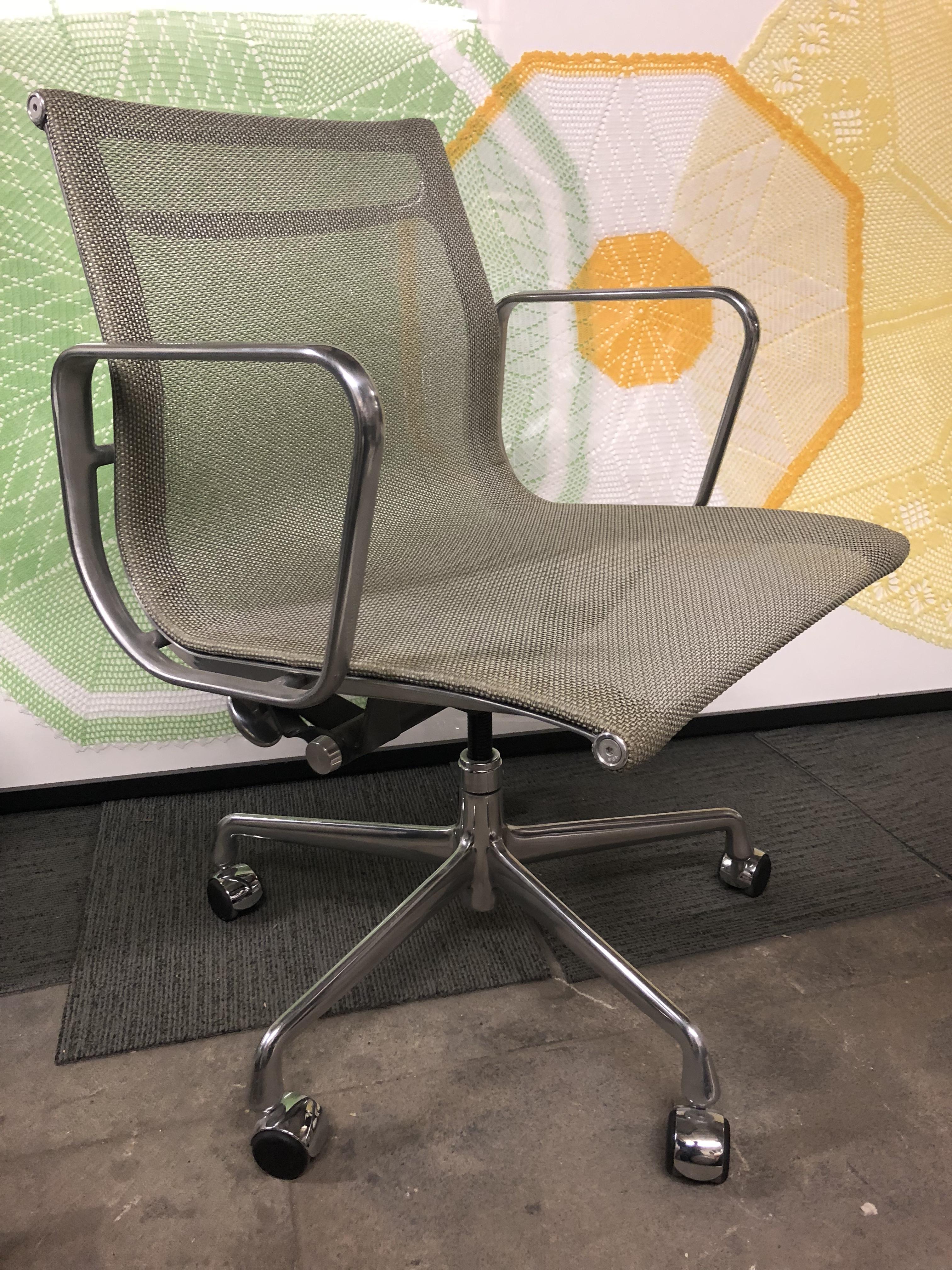 eames mesh office chair