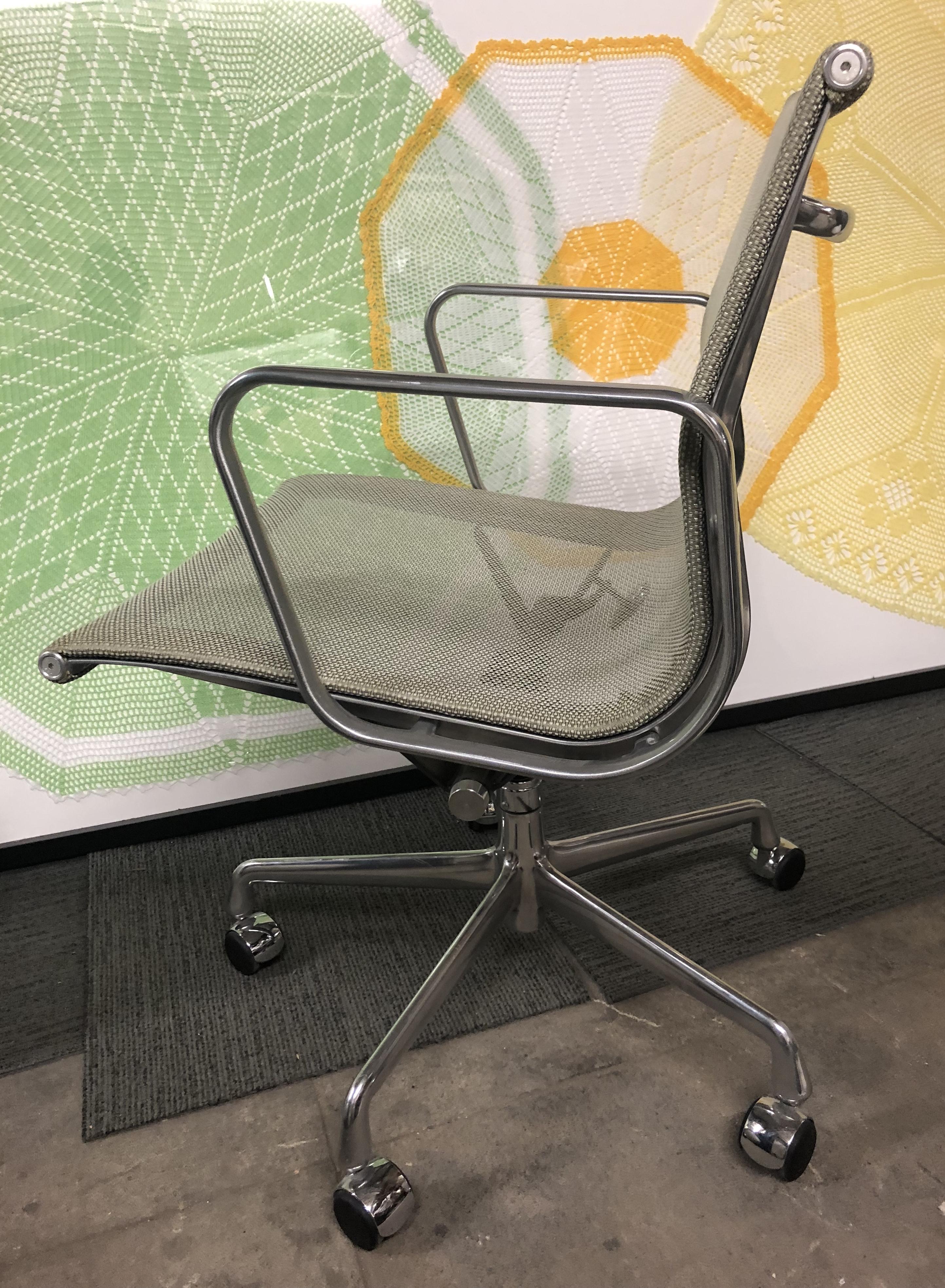 Eames for Herman Miller Aluminium Group Chair in Gray Mesh In Good Condition In Los Angeles, CA