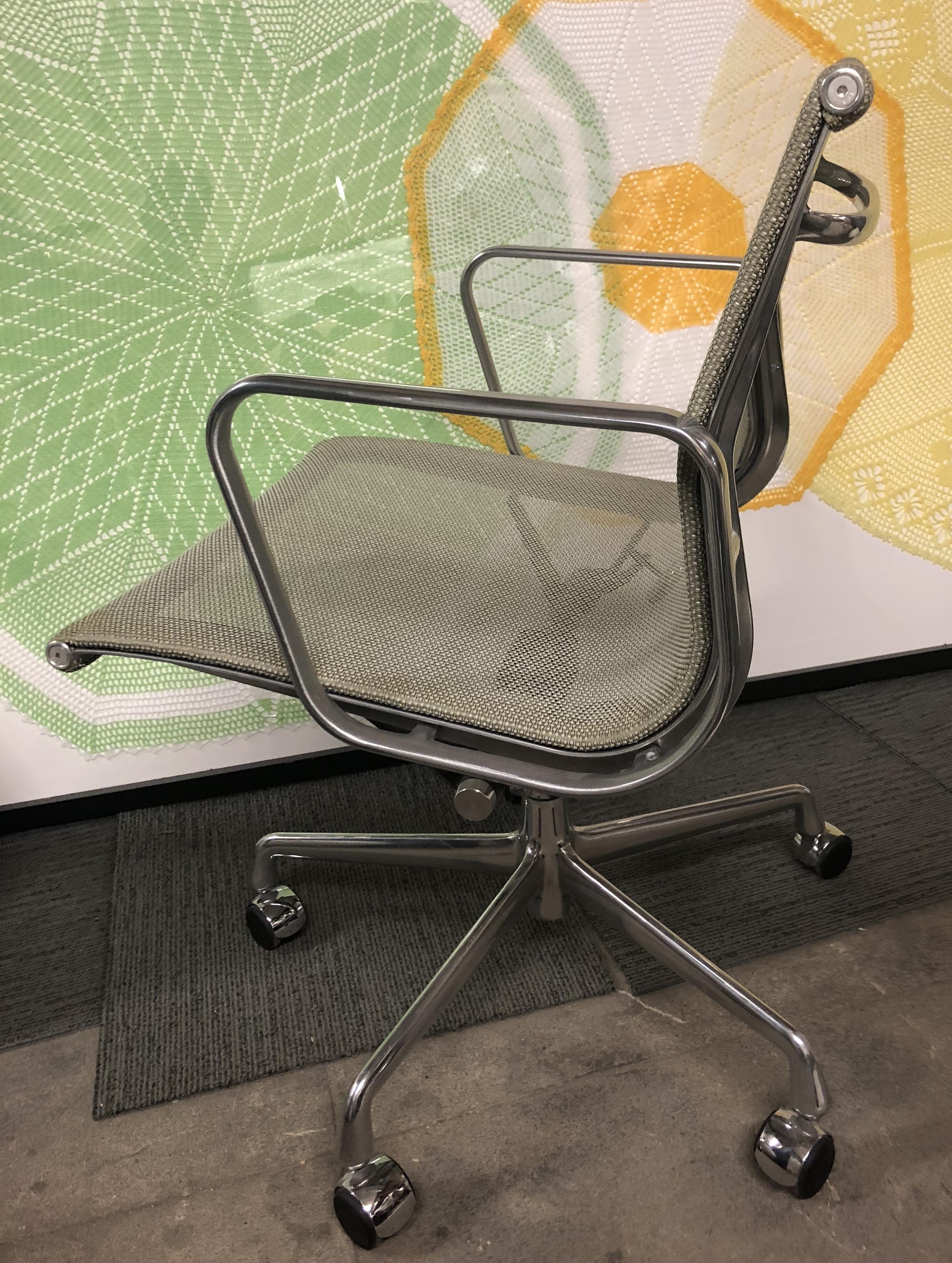 Contemporary Eames for Herman Miller Aluminium Group Chair in Gray Mesh
