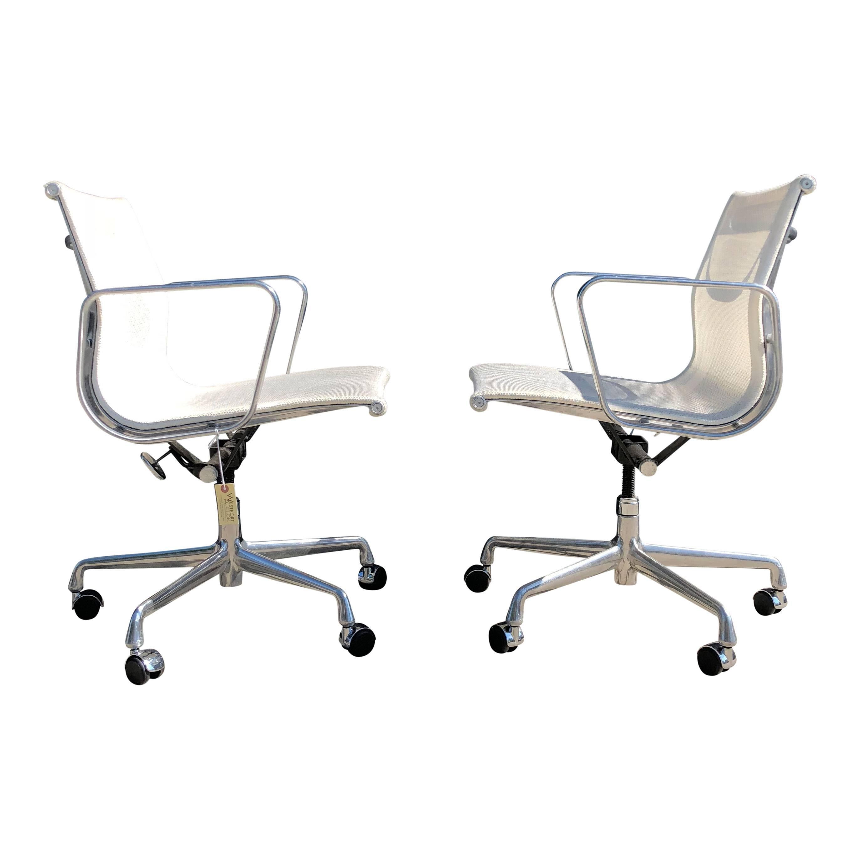 Eames for Herman Miller Aluminium Group Chairs in Mesh In Good Condition In BROOKLYN, NY
