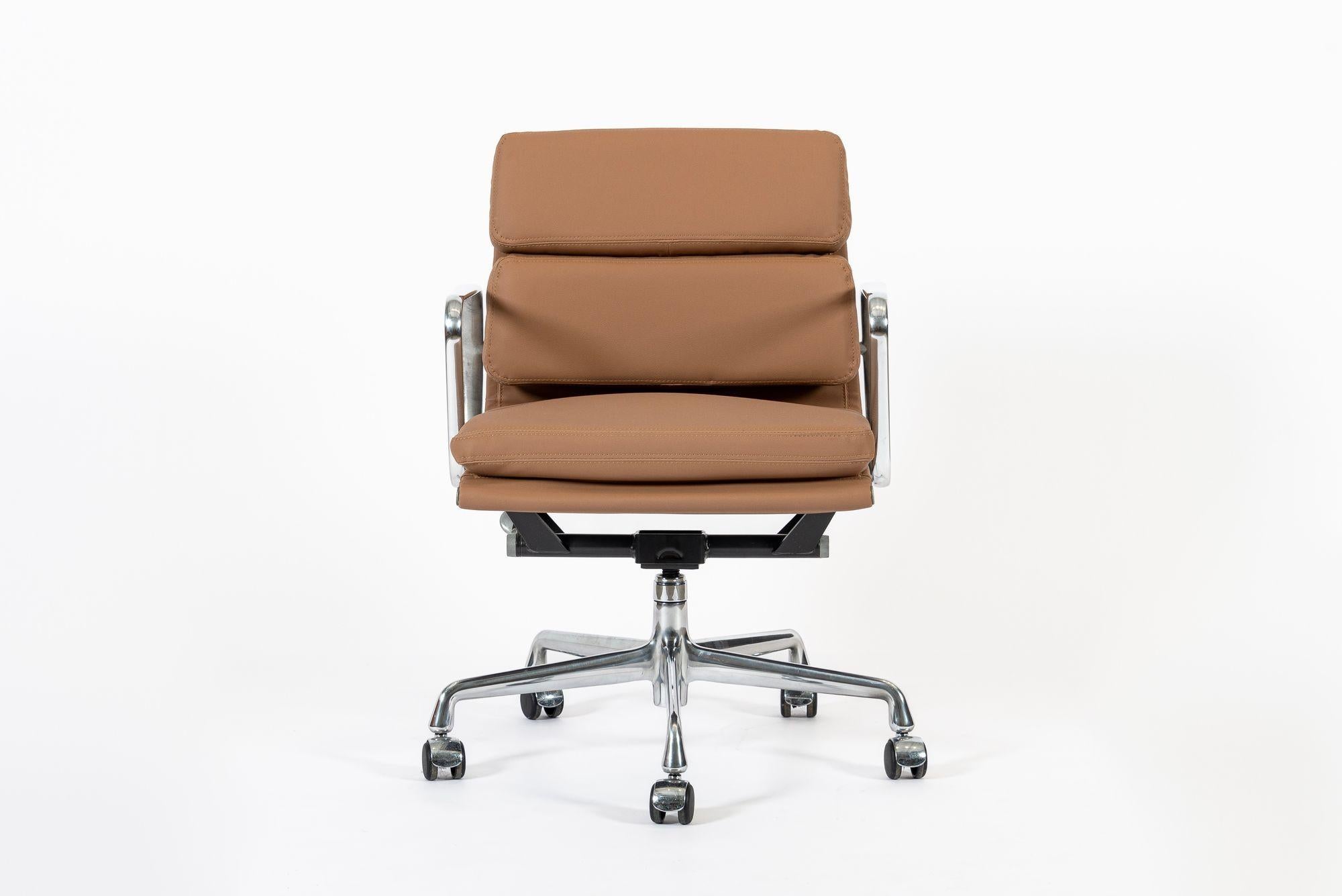 Esta auténtica silla de oficina Eames para Herman Miller Soft Pad Management altura marrón de la colección Aluminum Group se fabricó en la década de 2000. Esta clásica silla de oficina moderna de mediados de siglo fue diseñada por primera vez en