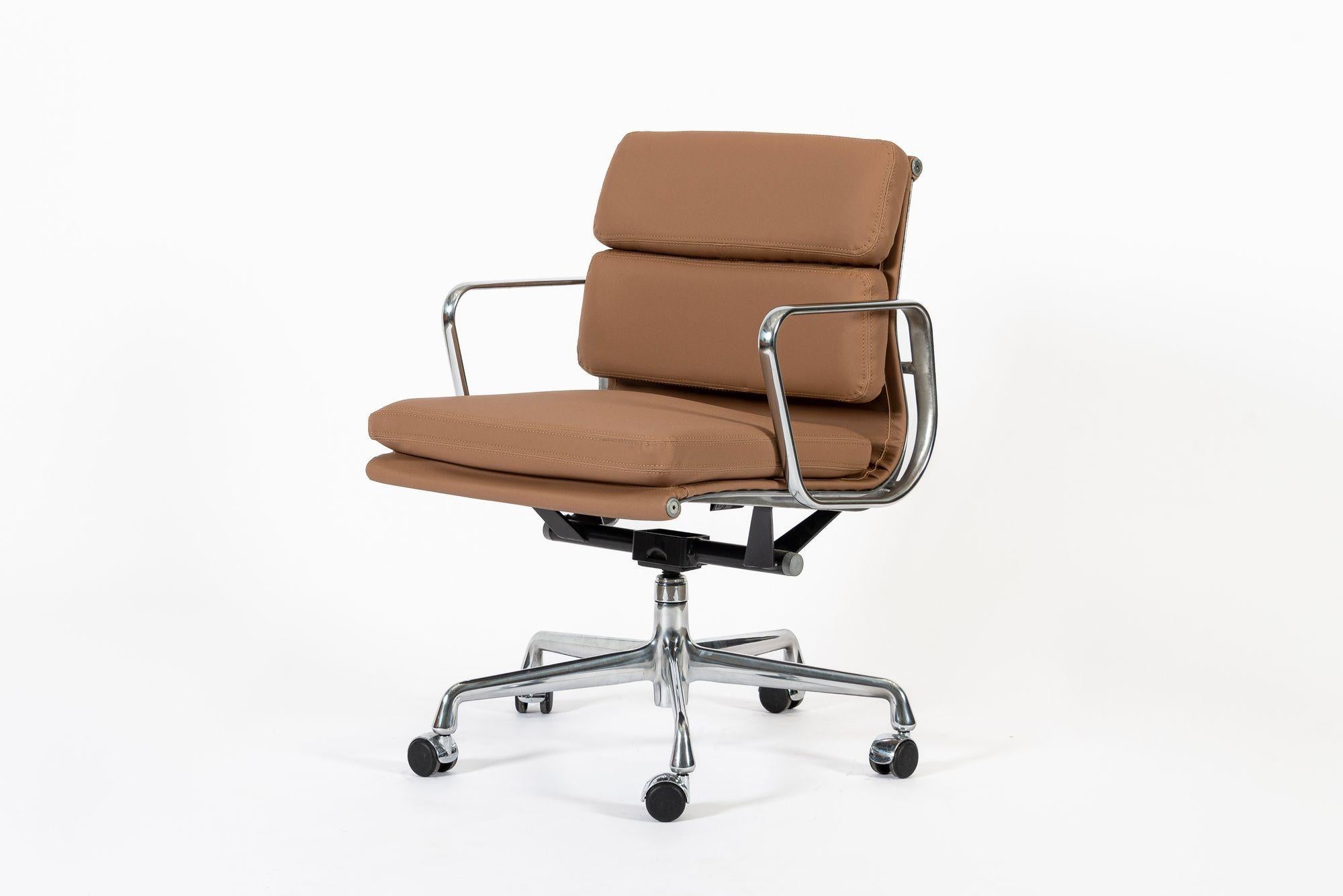 Silla de oficina Eames for Herman Miller Aluminum Group en piel Schumacher VEGAN Moderno de mediados de siglo en venta