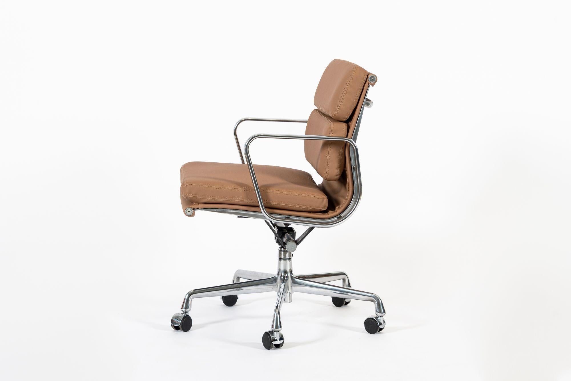 Silla de oficina Eames for Herman Miller Aluminum Group en piel Schumacher VEGAN Estadounidense en venta