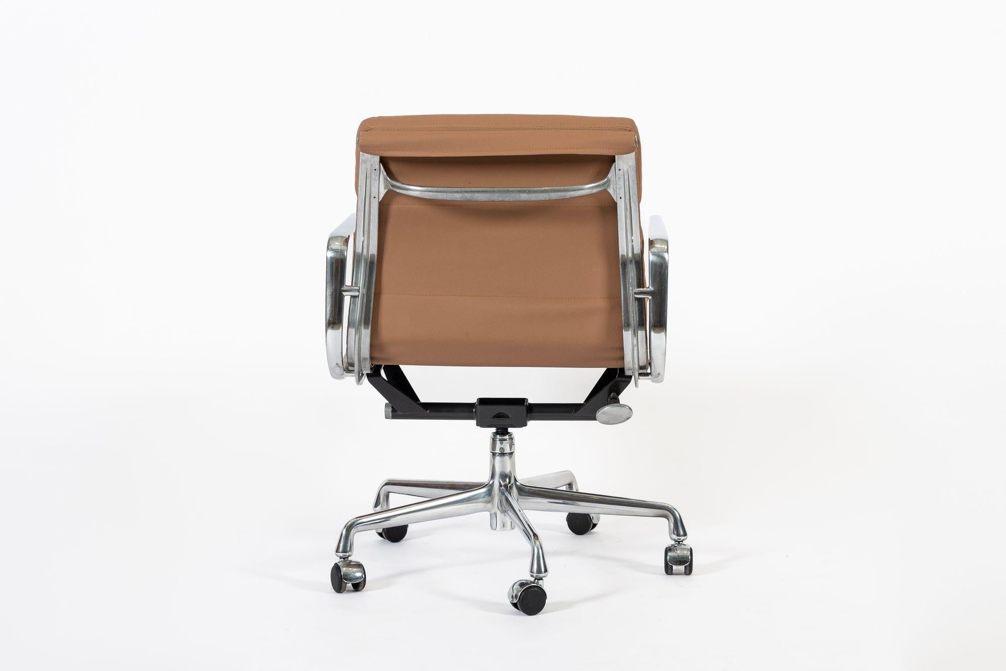 Silla de oficina Eames for Herman Miller Aluminum Group en piel Schumacher VEGAN Siglo XXI y contemporáneo en venta