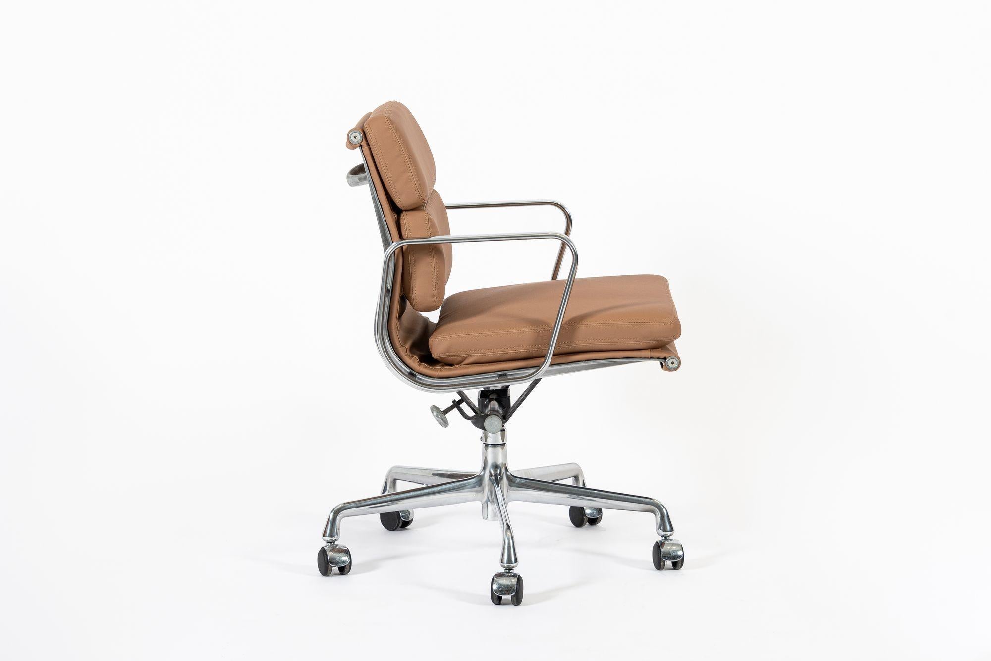 Silla de oficina Eames for Herman Miller Aluminum Group en piel Schumacher VEGAN en venta 1