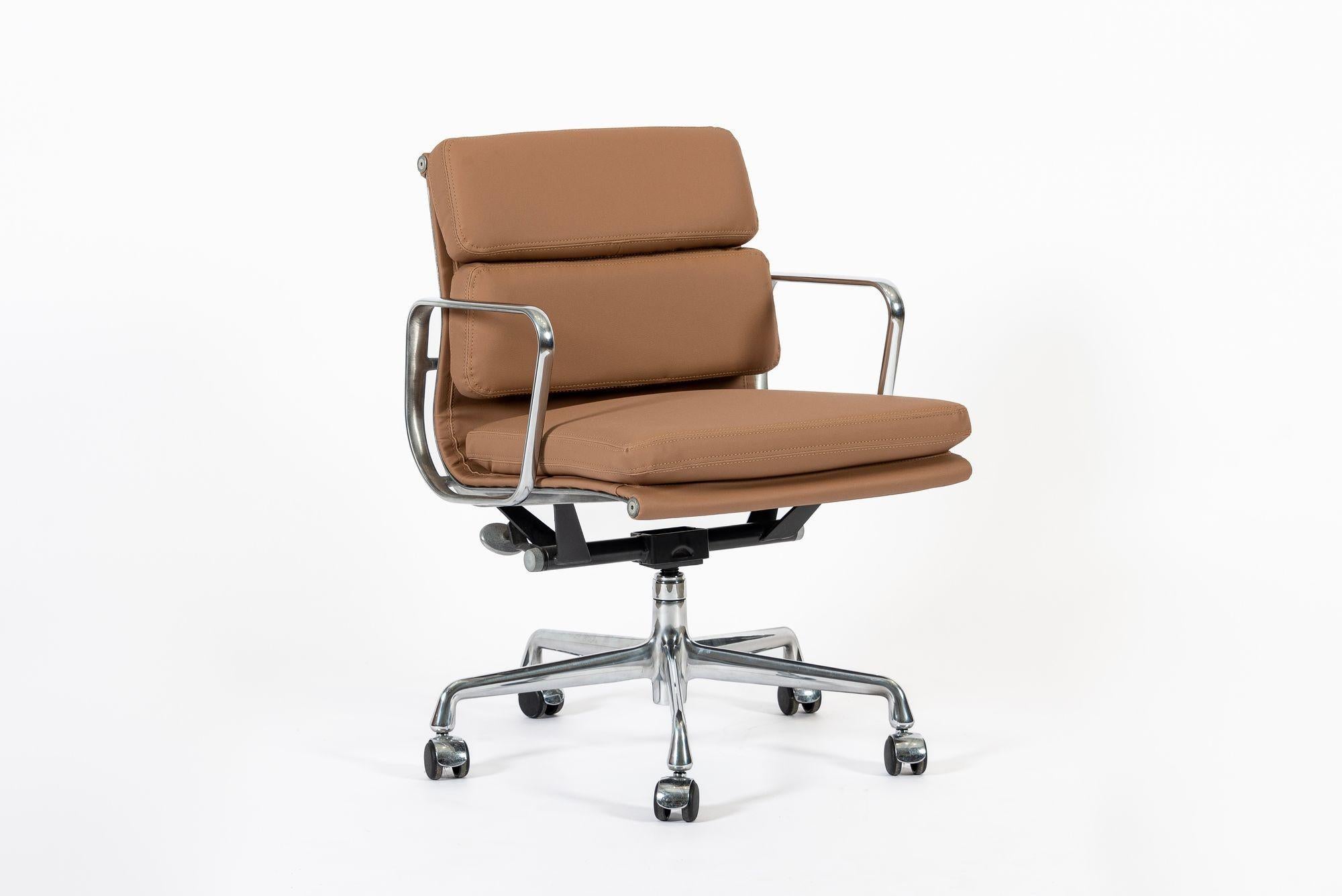 Eames für Herman Miller Aluminium Gruppe Bürostühle in Schumacher VEGAN Leder im Angebot 4