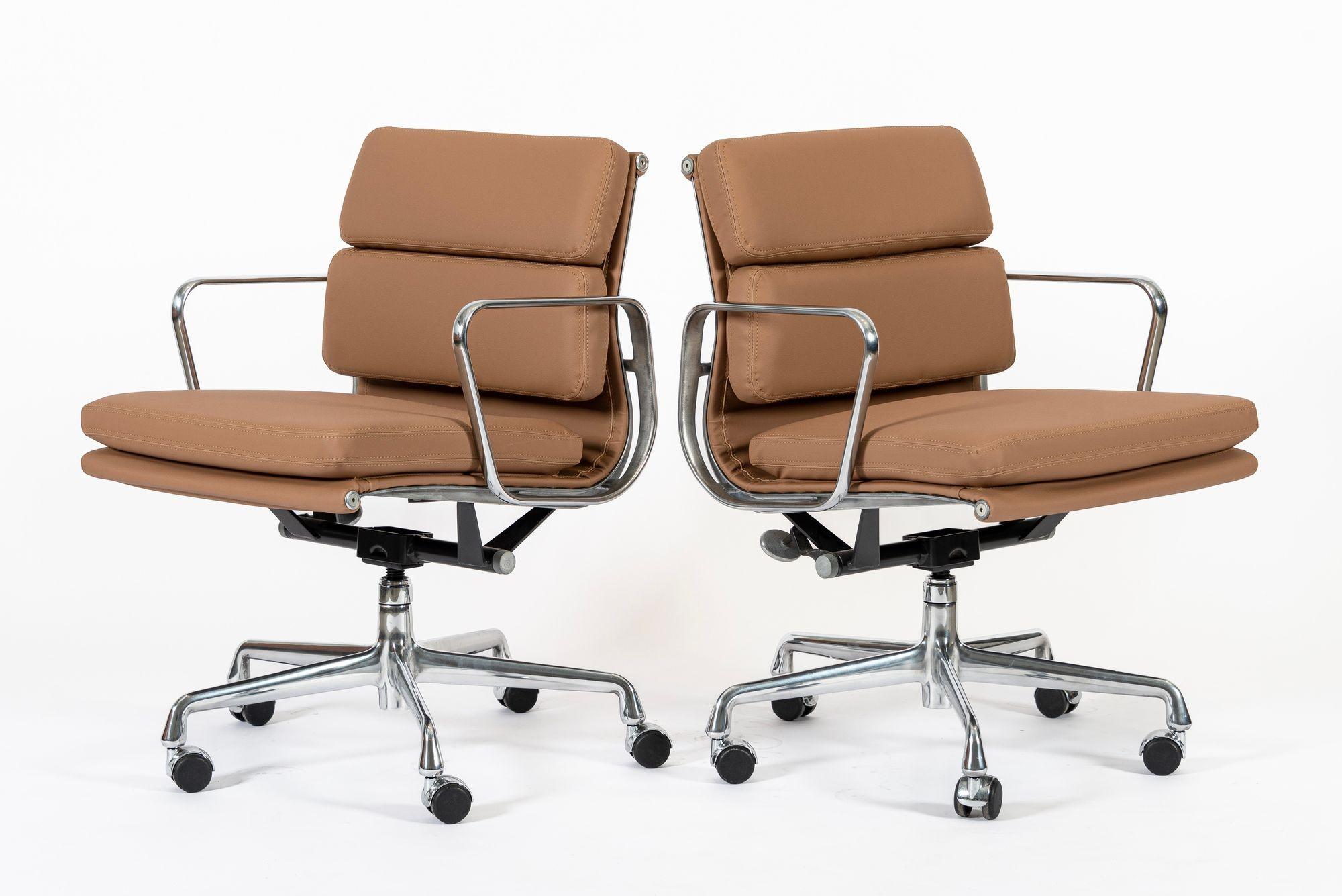 Eames für Herman Miller Aluminium Gruppe Bürostühle in Schumacher VEGAN Leder (Moderne der Mitte des Jahrhunderts) im Angebot