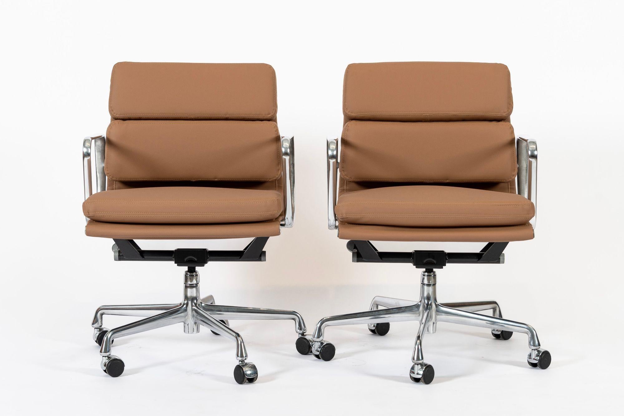 Eames für Herman Miller Aluminium Gruppe Bürostühle in Schumacher VEGAN Leder (amerikanisch) im Angebot
