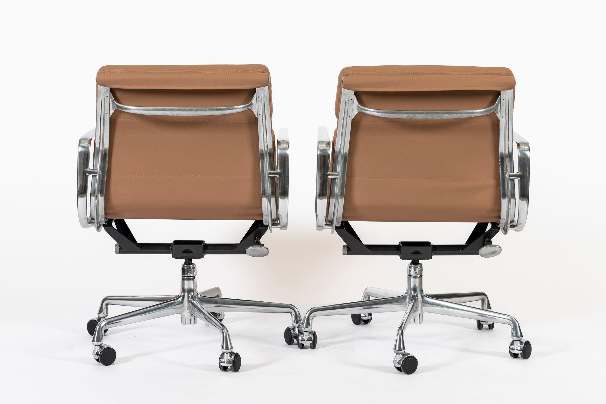 Eames für Herman Miller Aluminium Gruppe Bürostühle in Schumacher VEGAN Leder im Zustand „Gut“ im Angebot in Detroit, MI