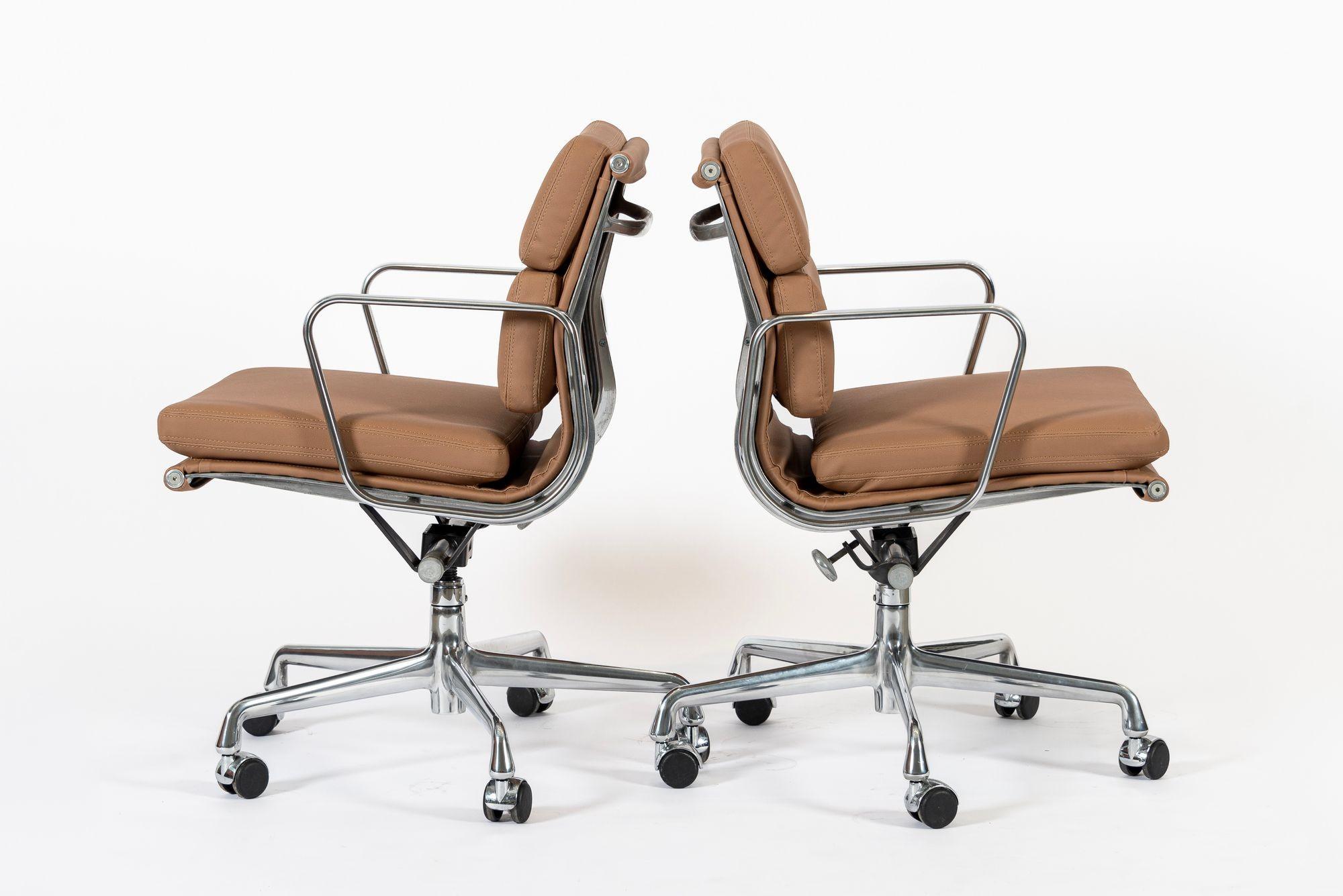 Eames für Herman Miller Aluminium Gruppe Bürostühle in Schumacher VEGAN Leder (21. Jahrhundert und zeitgenössisch) im Angebot