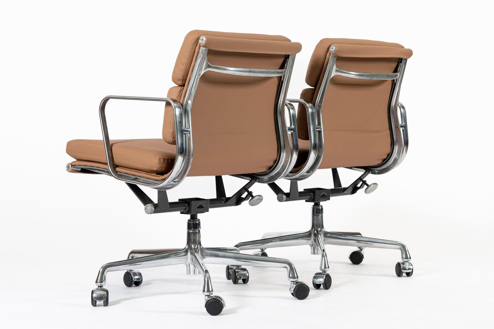 Eames für Herman Miller Aluminium Gruppe Bürostühle in Schumacher VEGAN Leder im Angebot 1