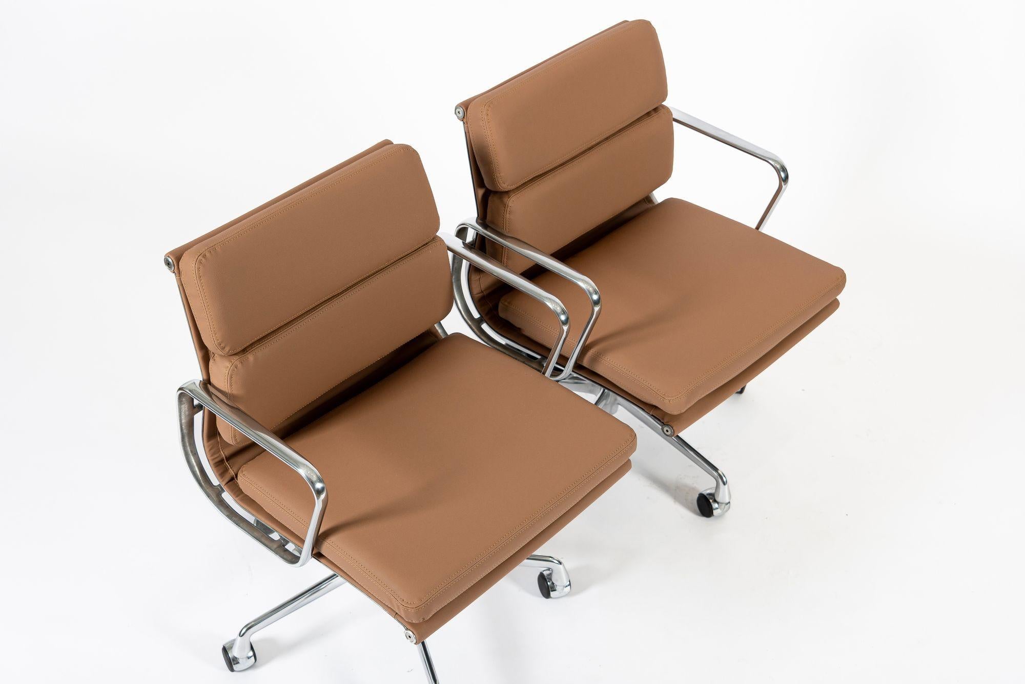 Eames für Herman Miller Aluminium Gruppe Bürostühle in Schumacher VEGAN Leder im Angebot 3