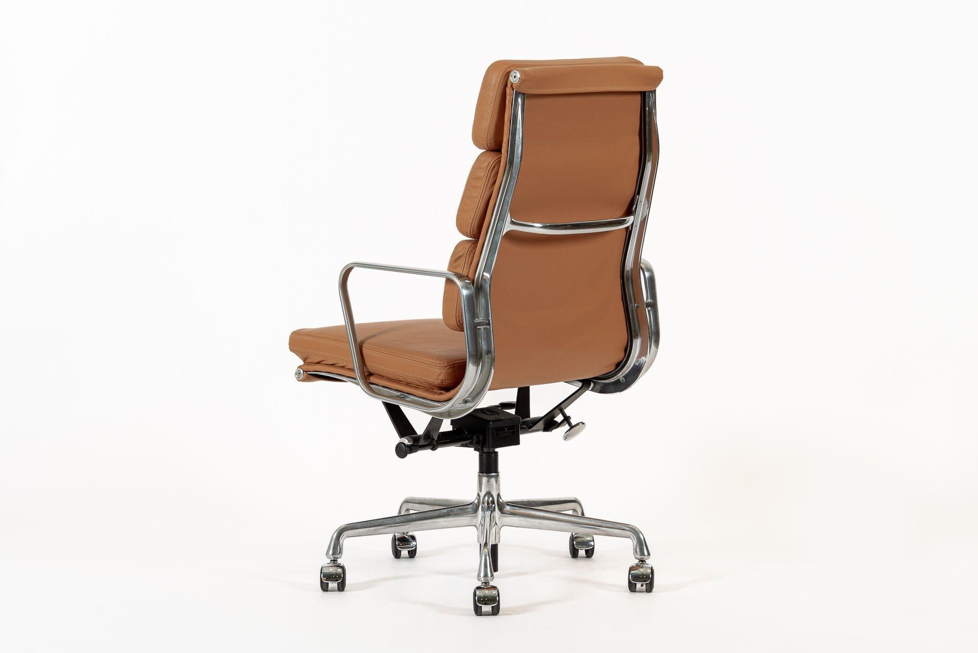 Silla de oficina Eames para Herman Miller Aluminum Group Soft Pad Marrón en venta 5