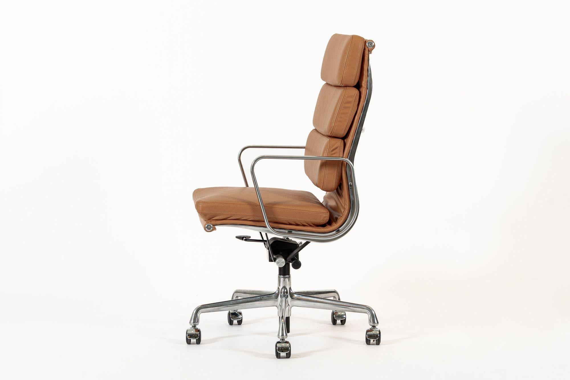 Silla de oficina Eames para Herman Miller Aluminum Group Soft Pad Marrón en venta 6