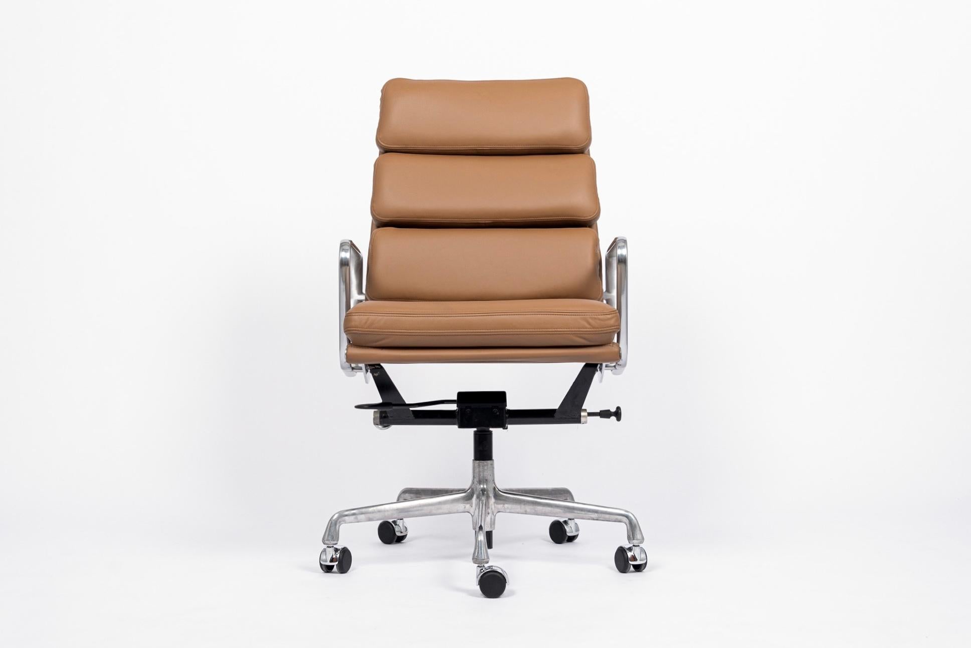 This authentic Eames for Herman Miller Soft Pad Executive Height office chair from the Aluminum Group Collection was manufactured in the 2000s. This classic mid century modern office chair was first introduced in 1969 by Charles and Ray Eames as the