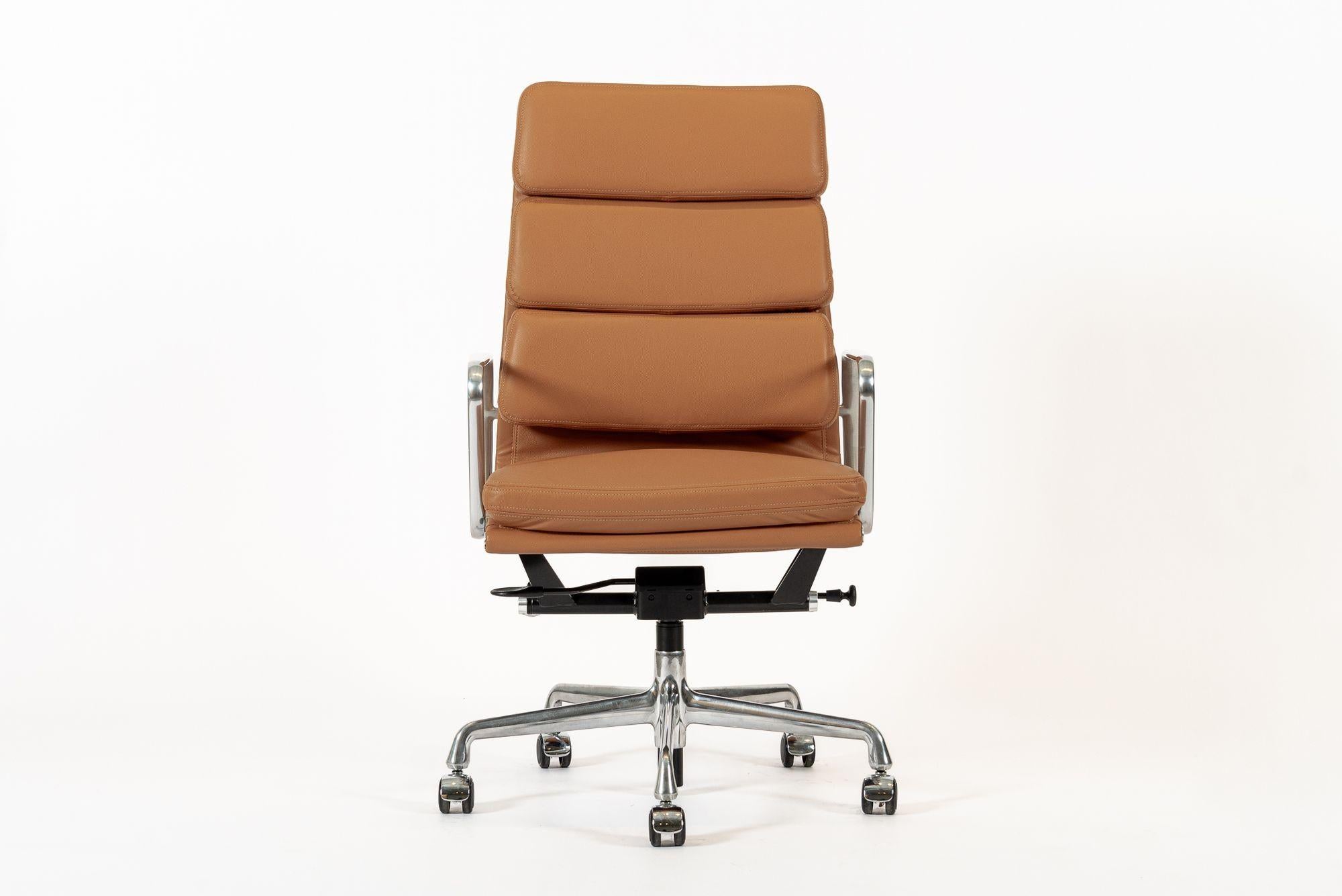 Esta auténtica silla de oficina Eames para Herman Miller Soft Pad Executive Height de la colección Aluminum Group se fabricó en la década de 2000. Esta clásica silla de oficina moderna de mediados de siglo fue presentada por primera vez en 1969 por