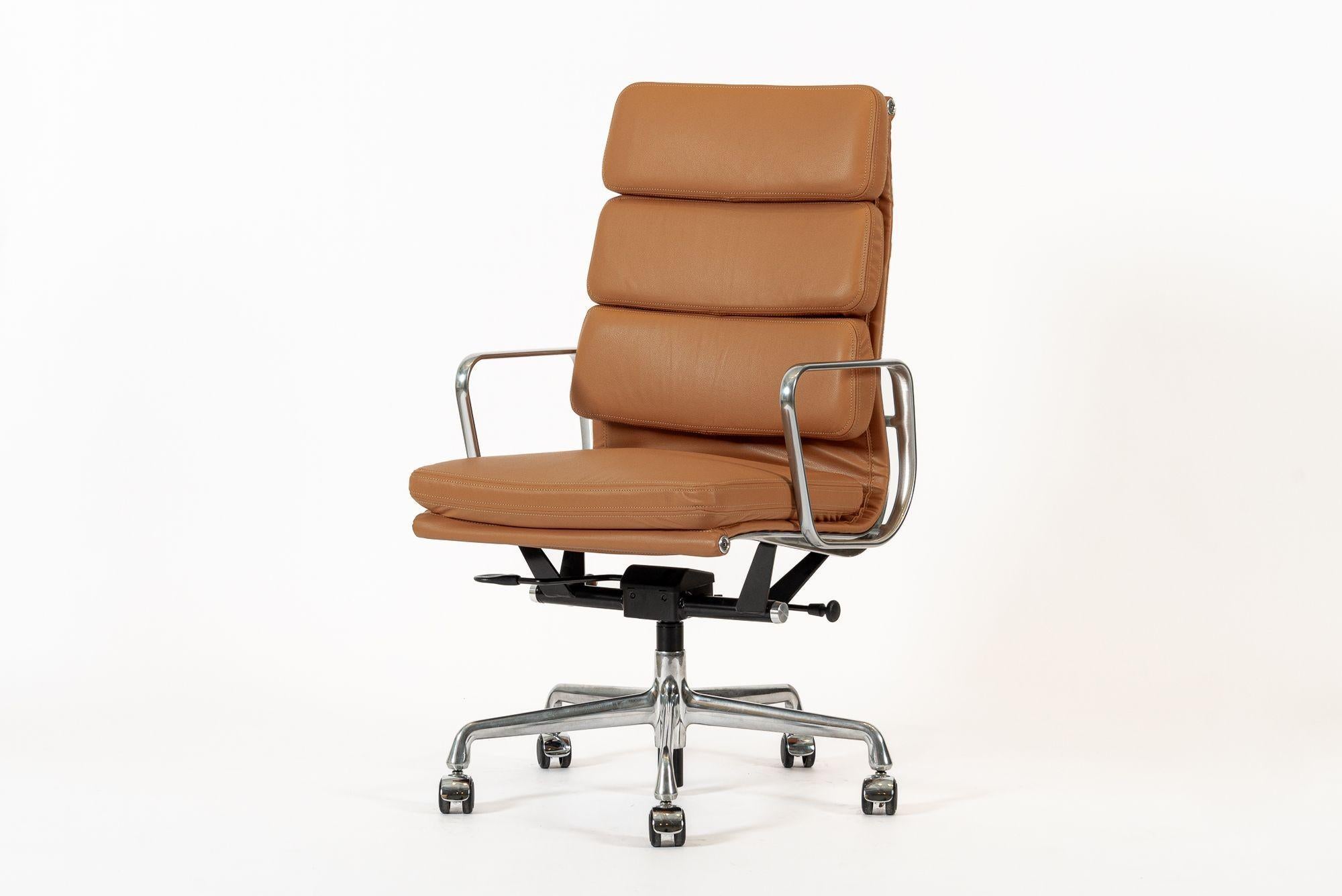 Silla de oficina Eames para Herman Miller Aluminum Group Soft Pad Marrón Moderno de mediados de siglo en venta