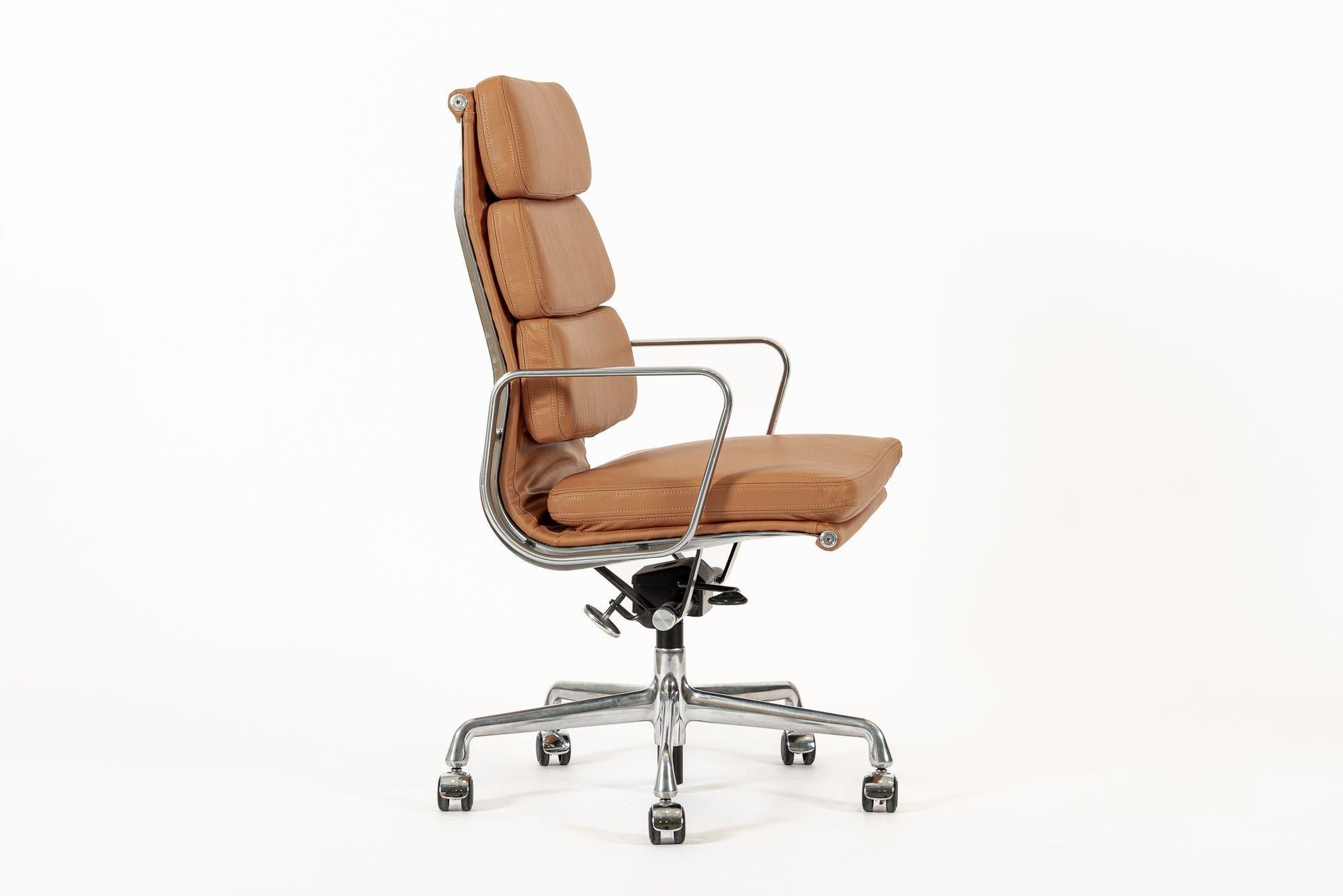 Silla de oficina Eames para Herman Miller Aluminum Group Soft Pad Marrón Estadounidense en venta
