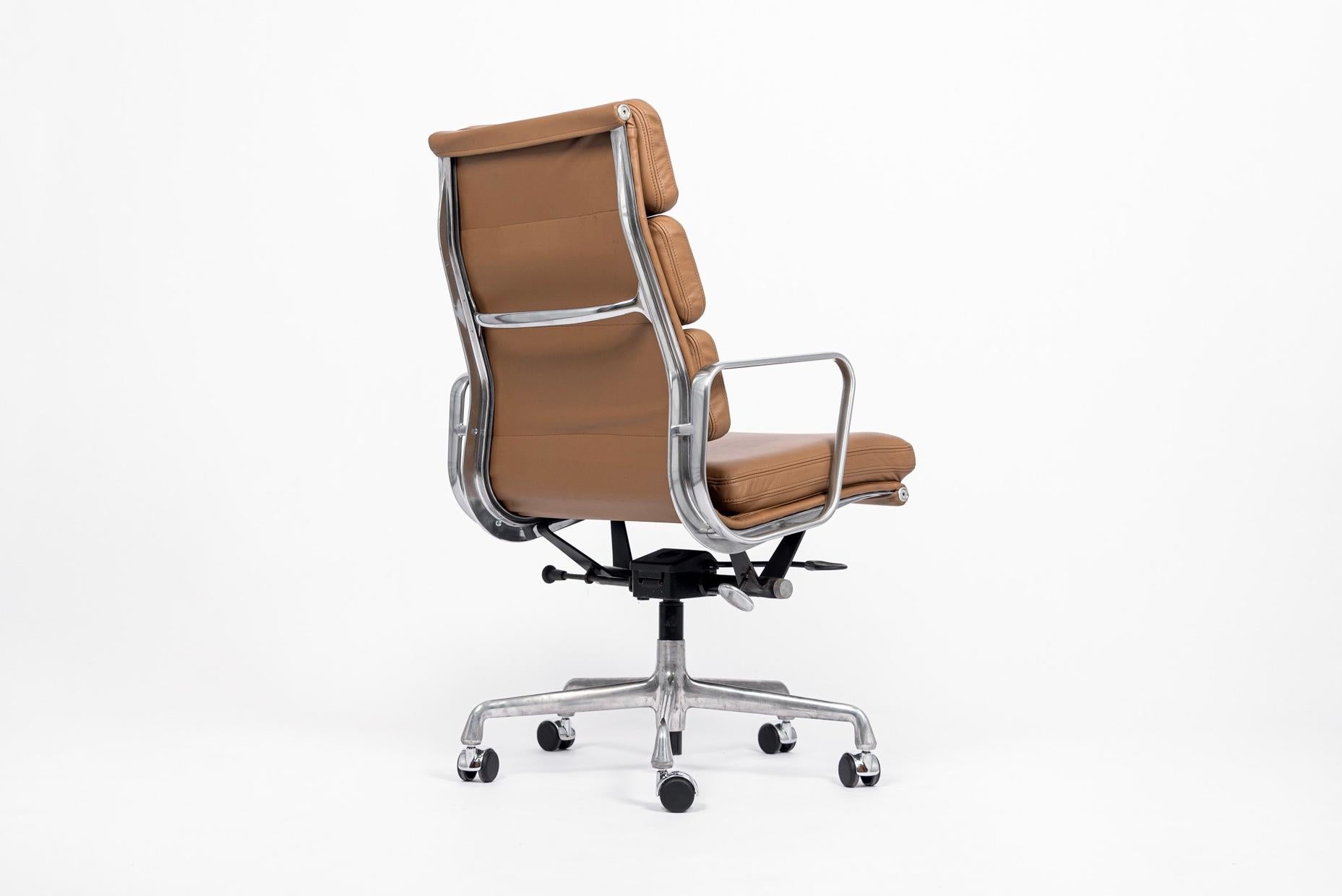 Eames for Herman Miller Aluminum Group Soft Pad Brown Office Chair In Good Condition In Detroit, MI
