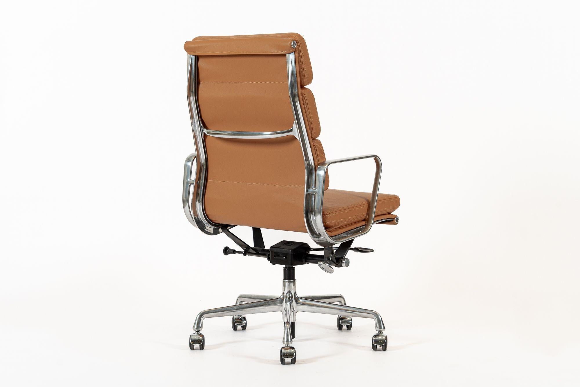 Silla de oficina Eames para Herman Miller Aluminum Group Soft Pad Marrón Siglo XXI y contemporáneo en venta