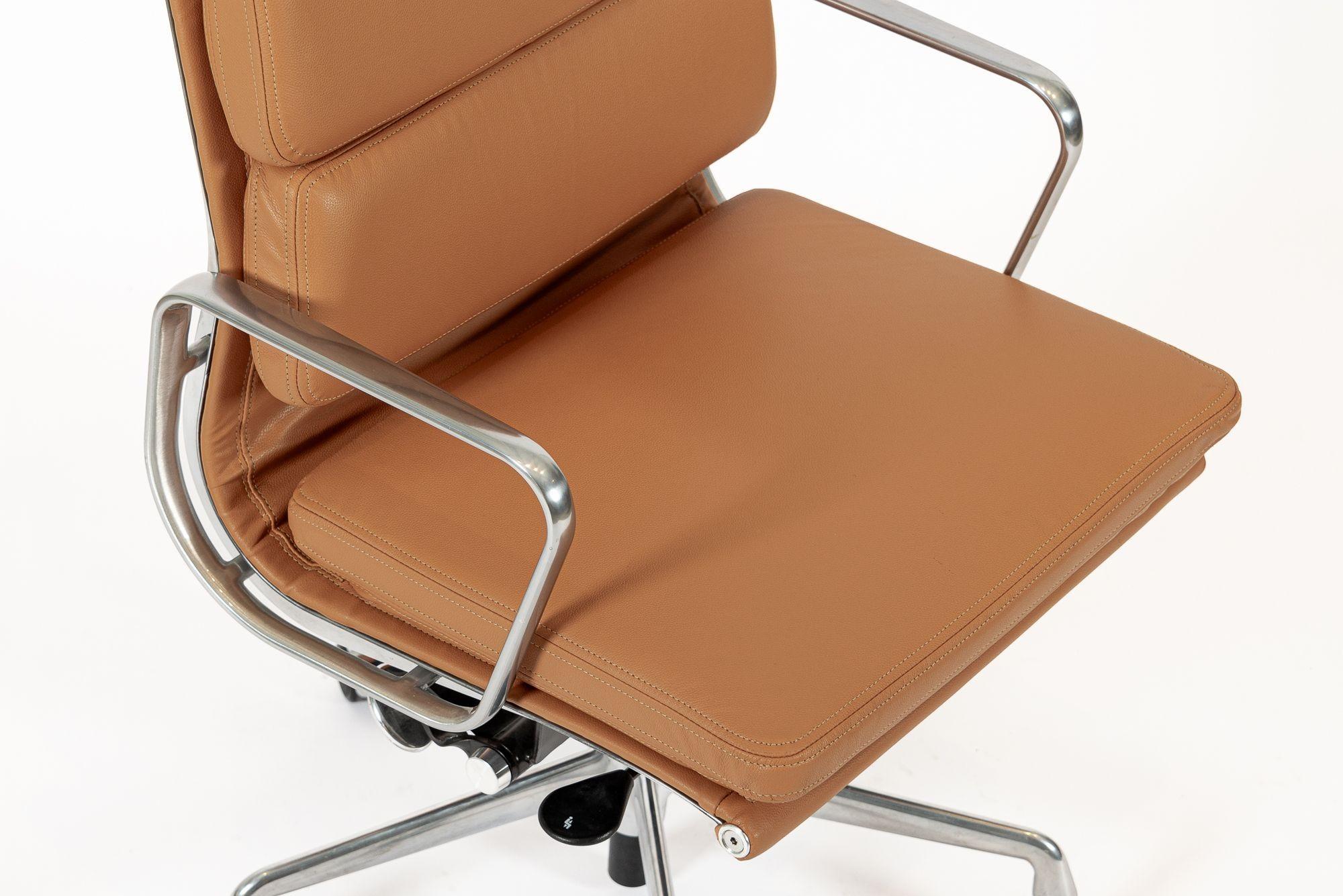 Silla de oficina Eames para Herman Miller Aluminum Group Soft Pad Marrón en venta 2