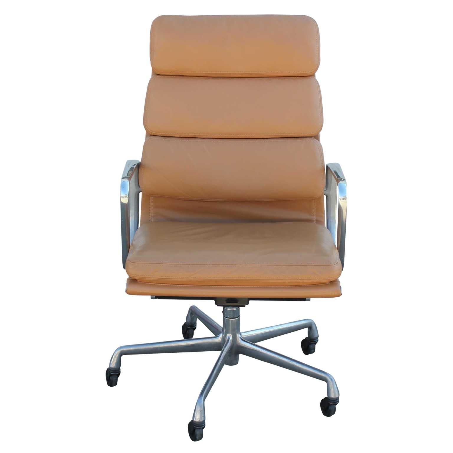Eames for Herman Miller Aluminum Group Soft Pad Desk Chairs [Four Available] In Good Condition In Houston, TX
