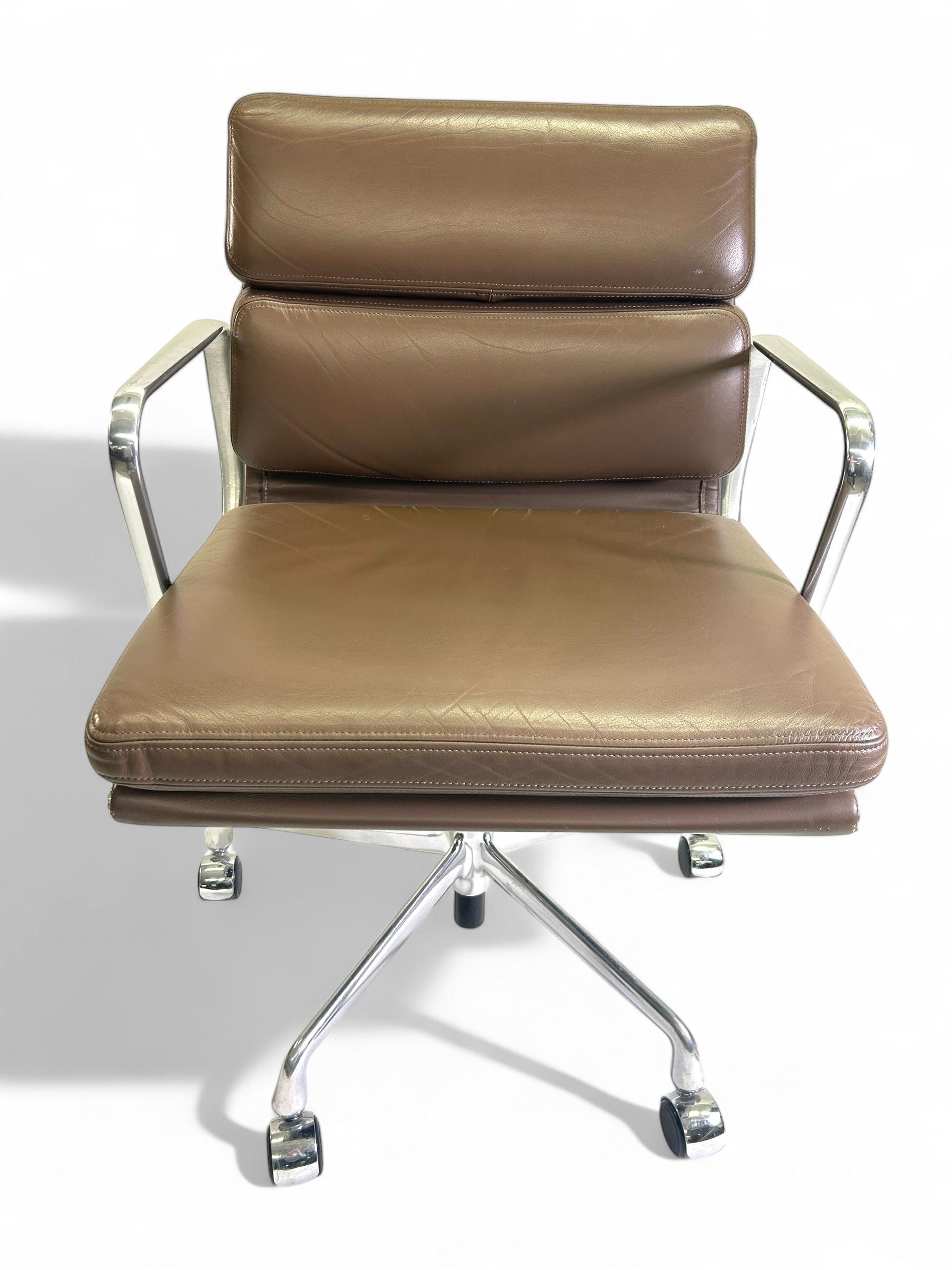 Mid-Century moderno Eames for Herman Miller Soft Pad in pelle marrone mousse Mocha in vendita