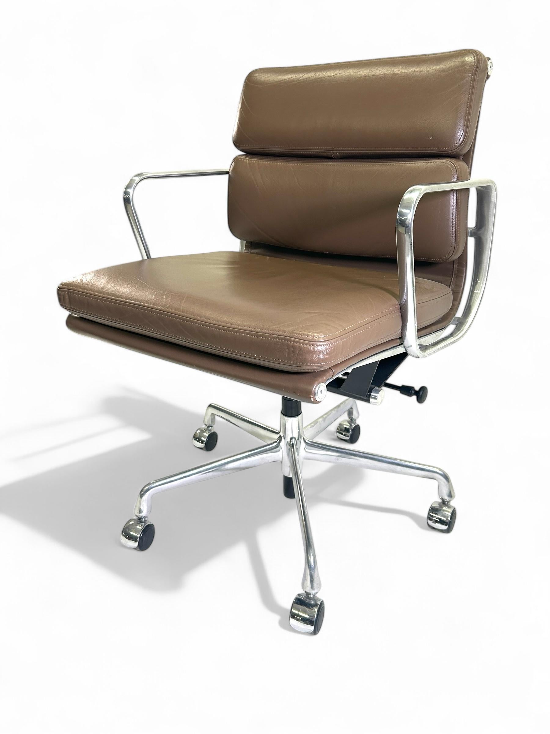 Americano Eames for Herman Miller Soft Pad in pelle marrone mousse Mocha in vendita
