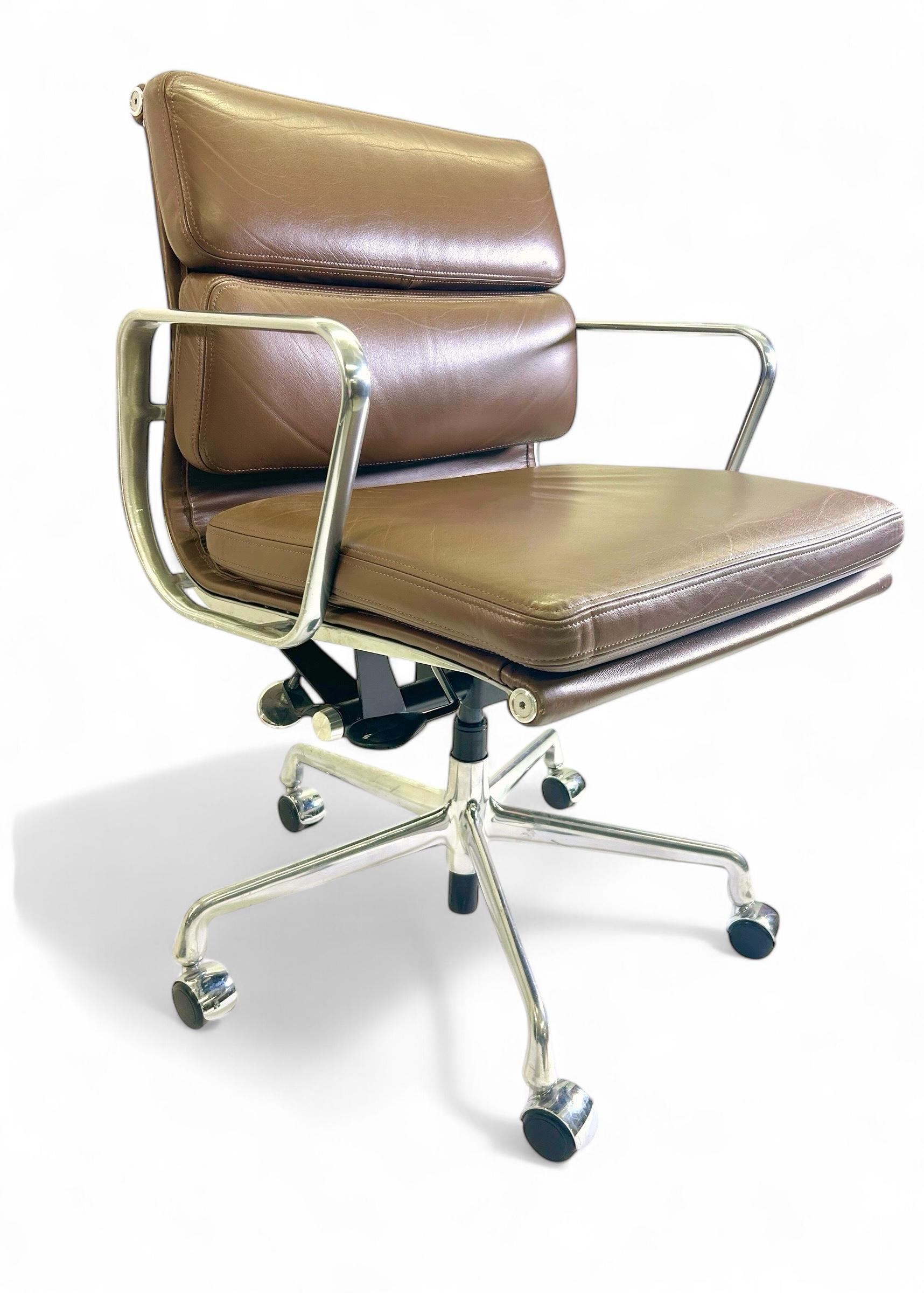 Alluminio Eames for Herman Miller Soft Pad in pelle marrone mousse Mocha in vendita