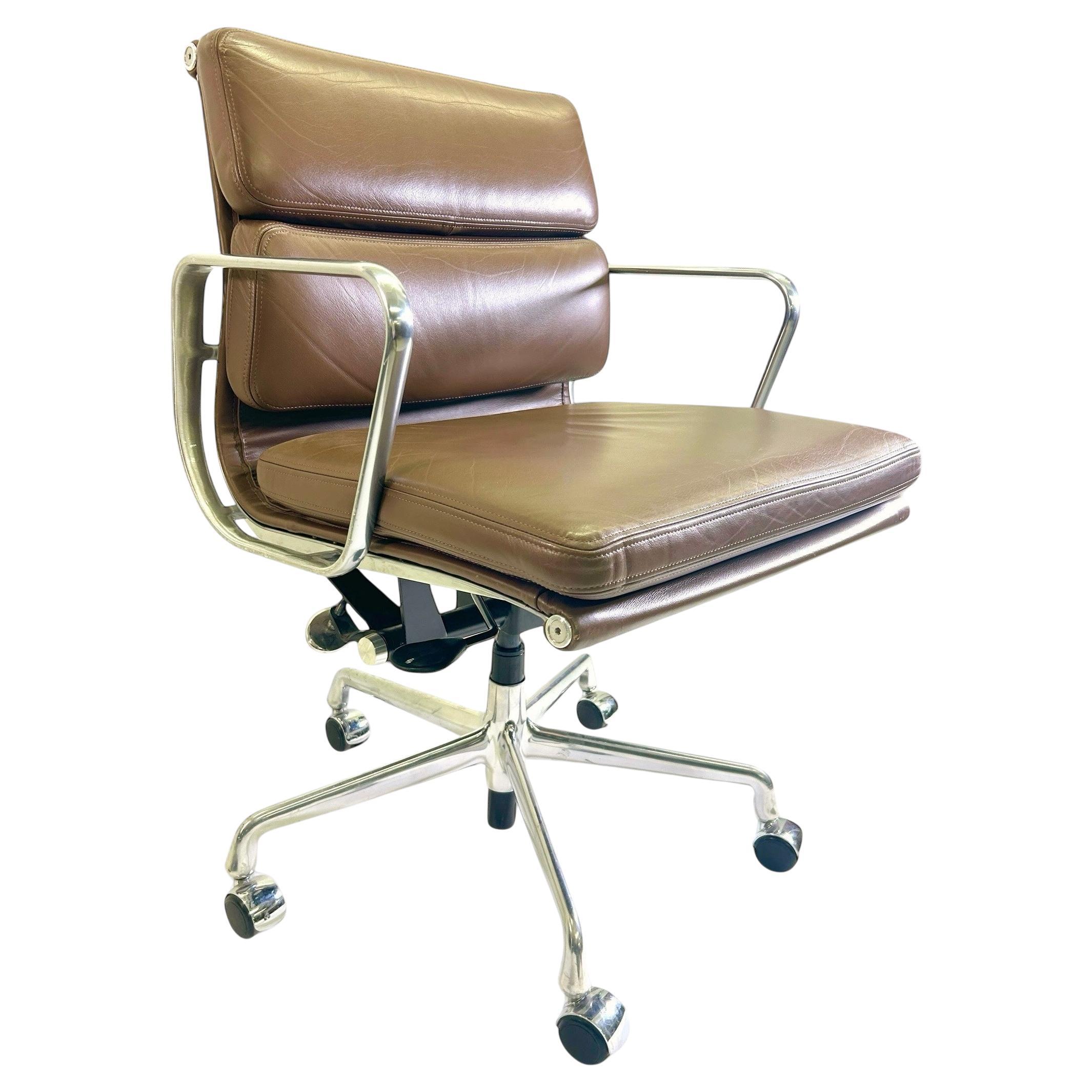 Almohadilla blanda Eames para Herman Miller en piel marrón moca mousse