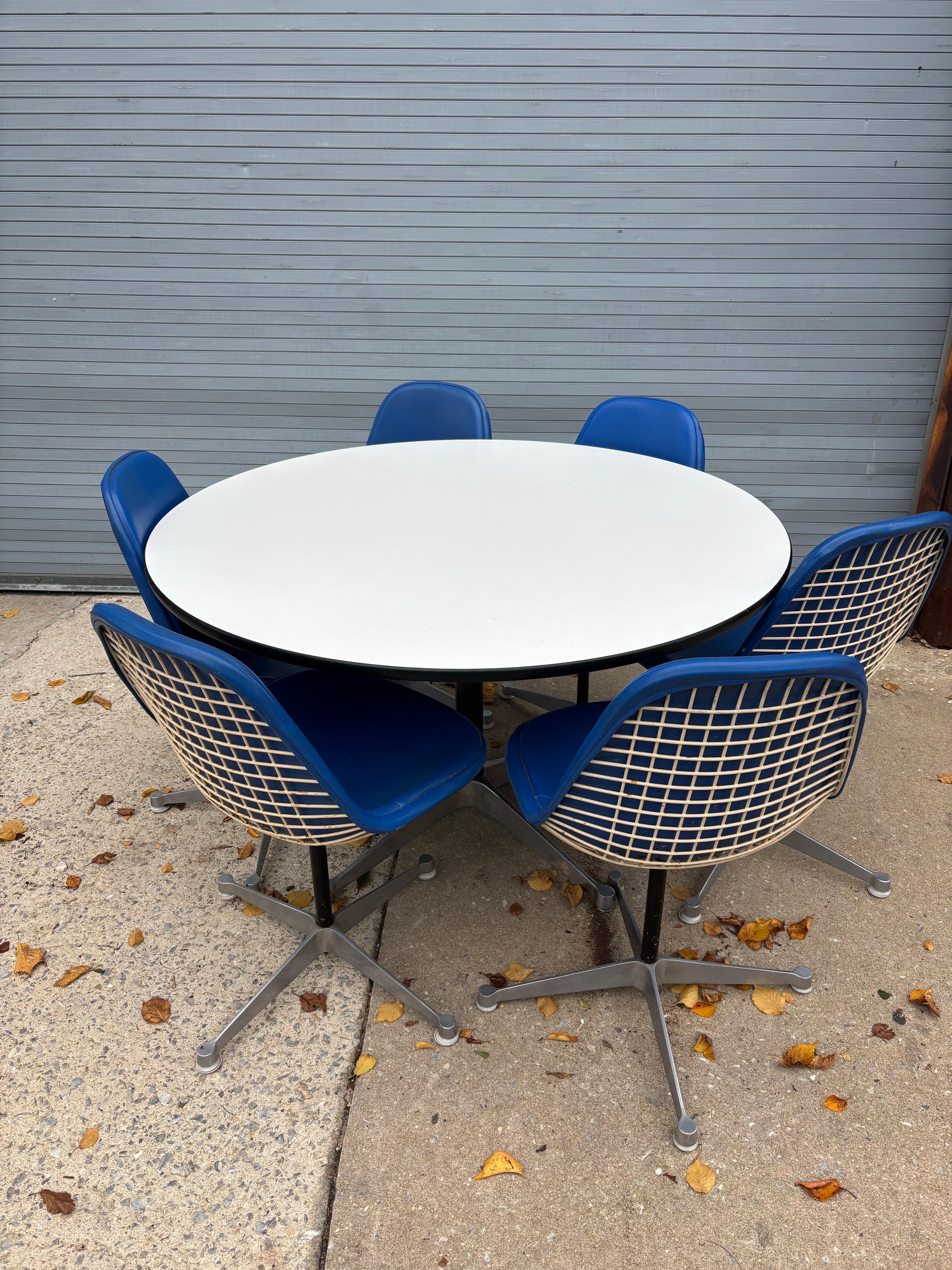 Eames for Herman Miller Aluminum Group Table and 6 Chairs en venta 3