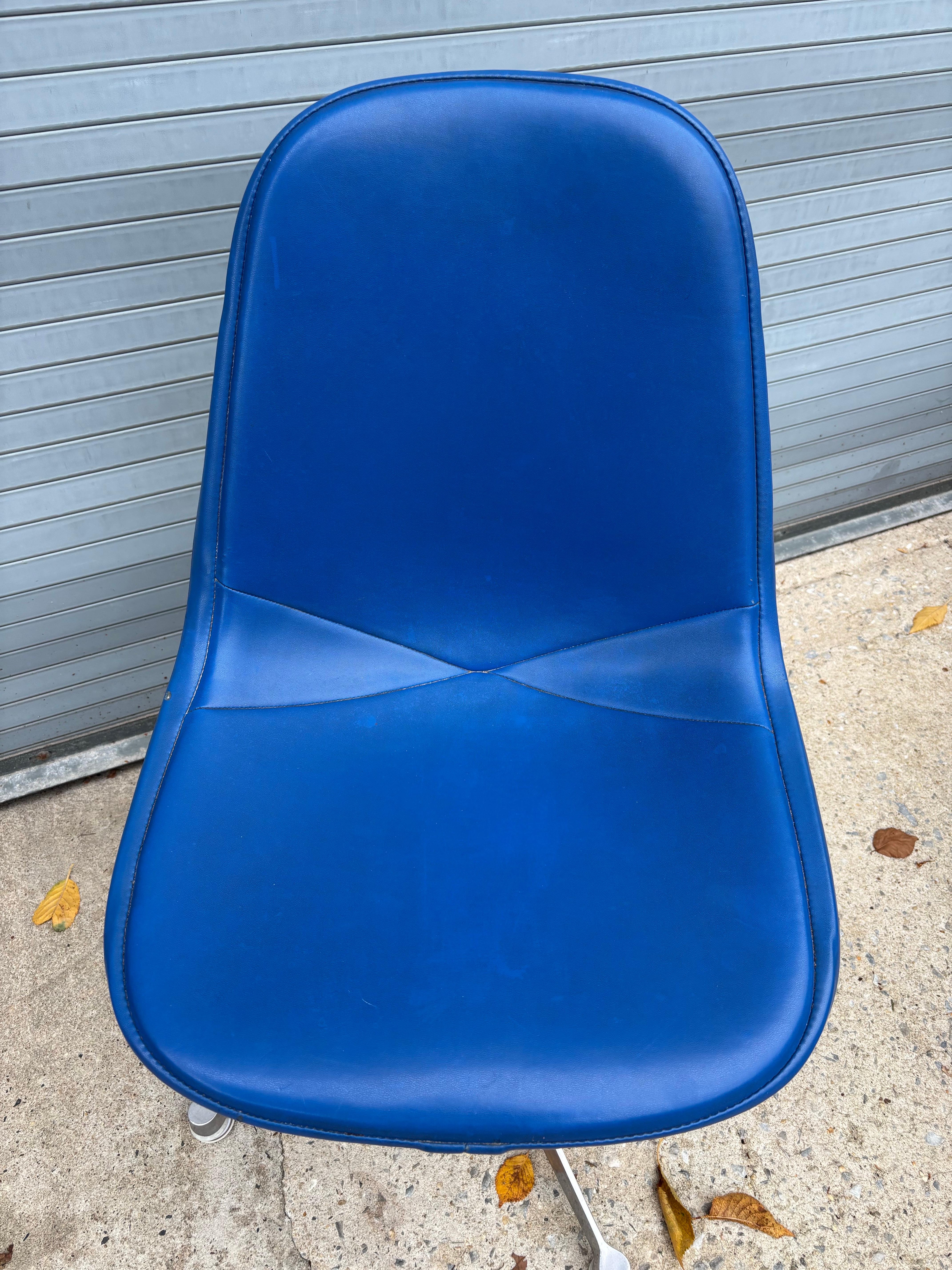 Eames for Herman Miller Aluminum Group Table and 6 Chairs Moderno de mediados de siglo en venta