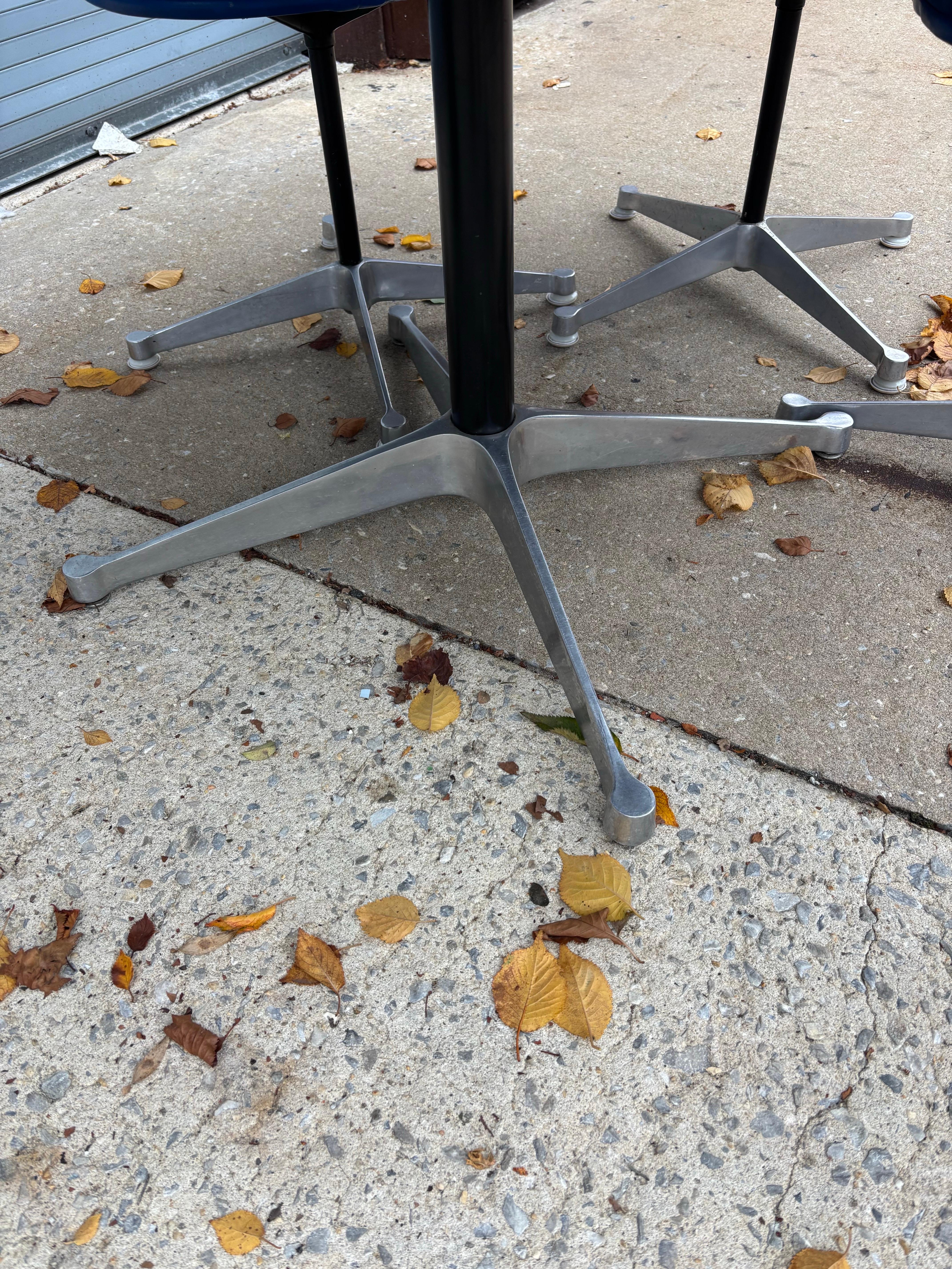 Eames for Herman Miller Aluminum Group Table and 6 Chairs Hecho a máquina en venta