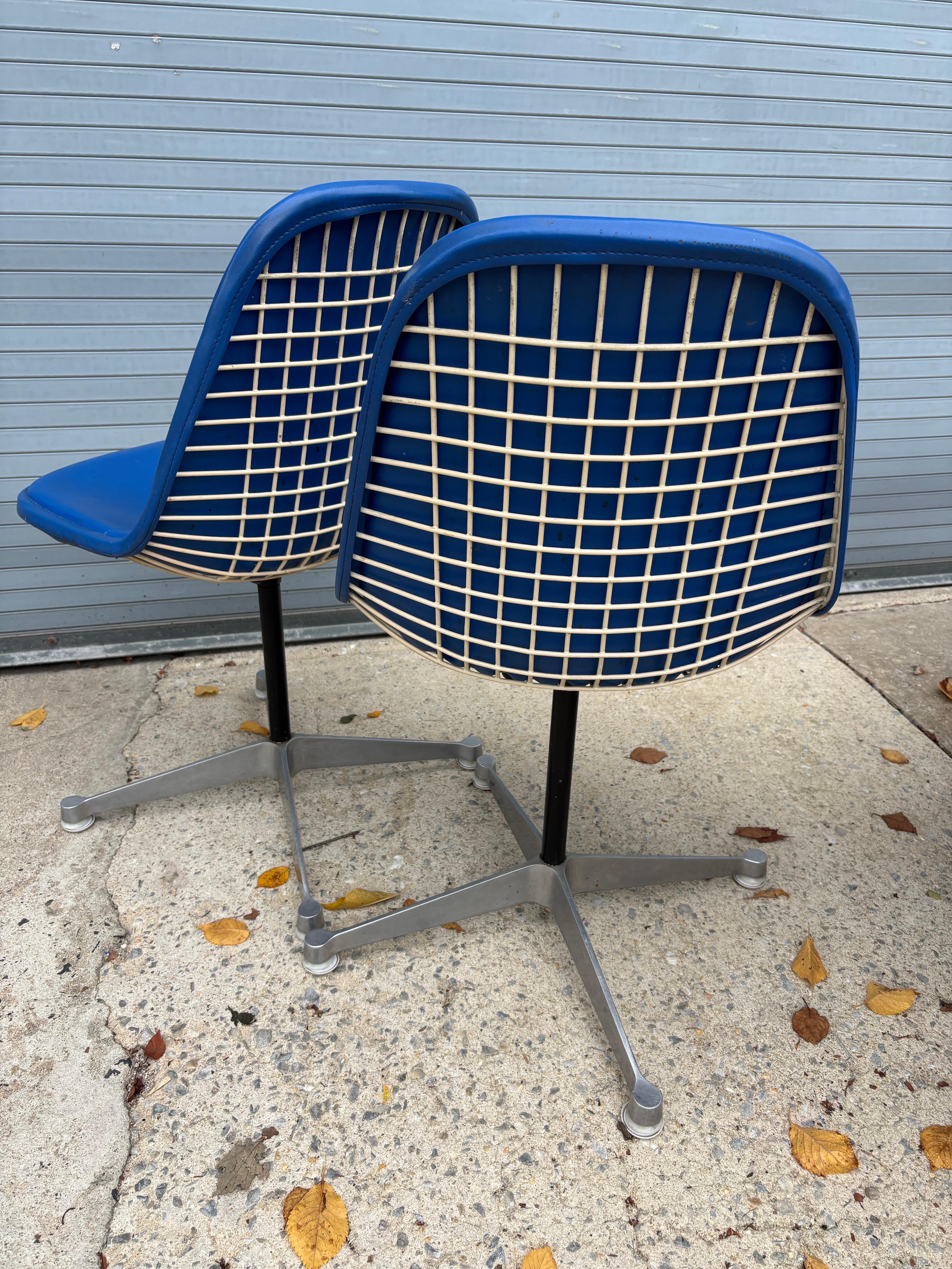 Eames for Herman Miller Aluminum Group Table and 6 Chairs en Bueno estado para la venta en Philadelphia, PA