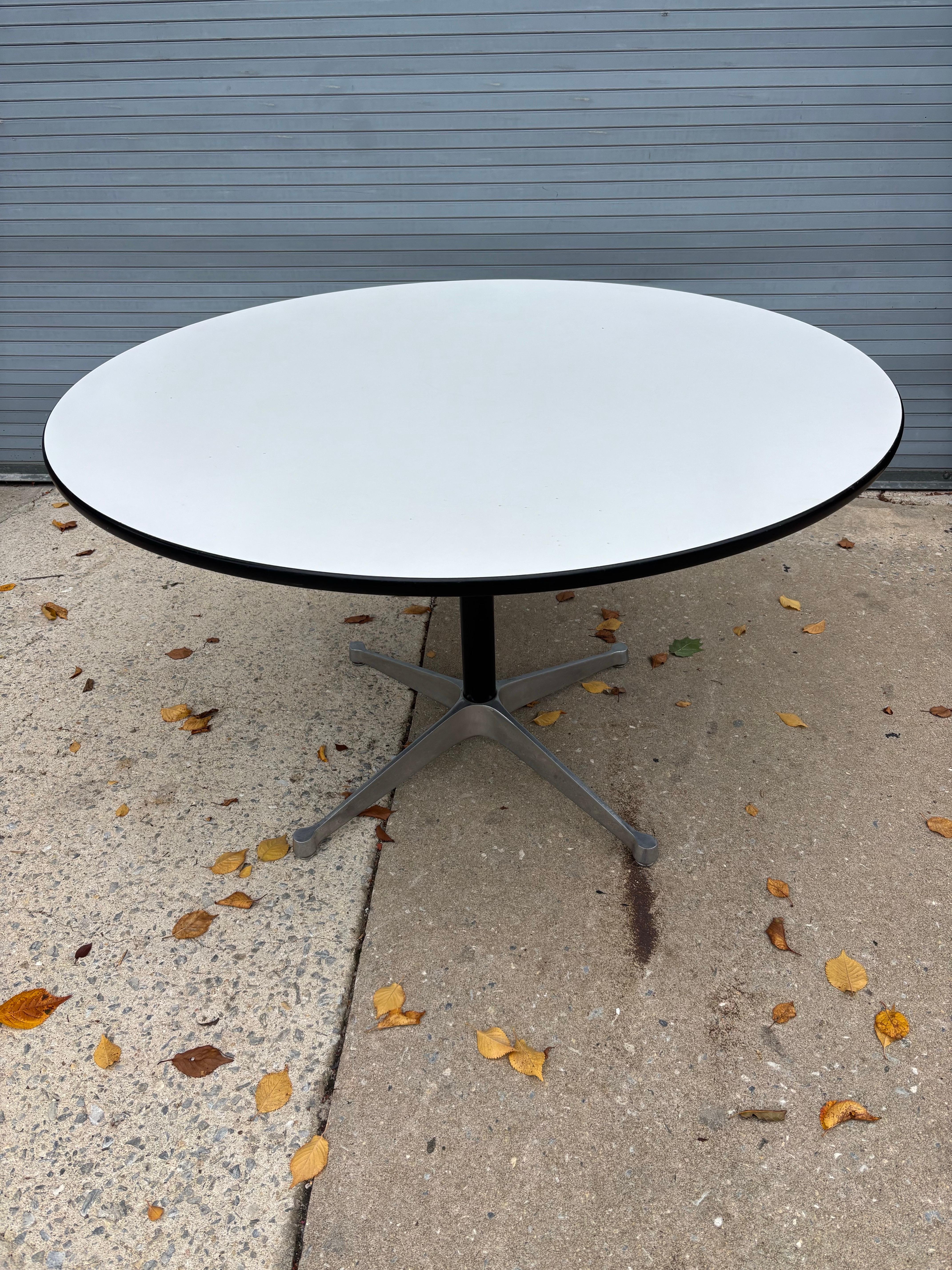 Eames for Herman Miller Aluminum Group Table and 6 Chairs siglo XX en venta