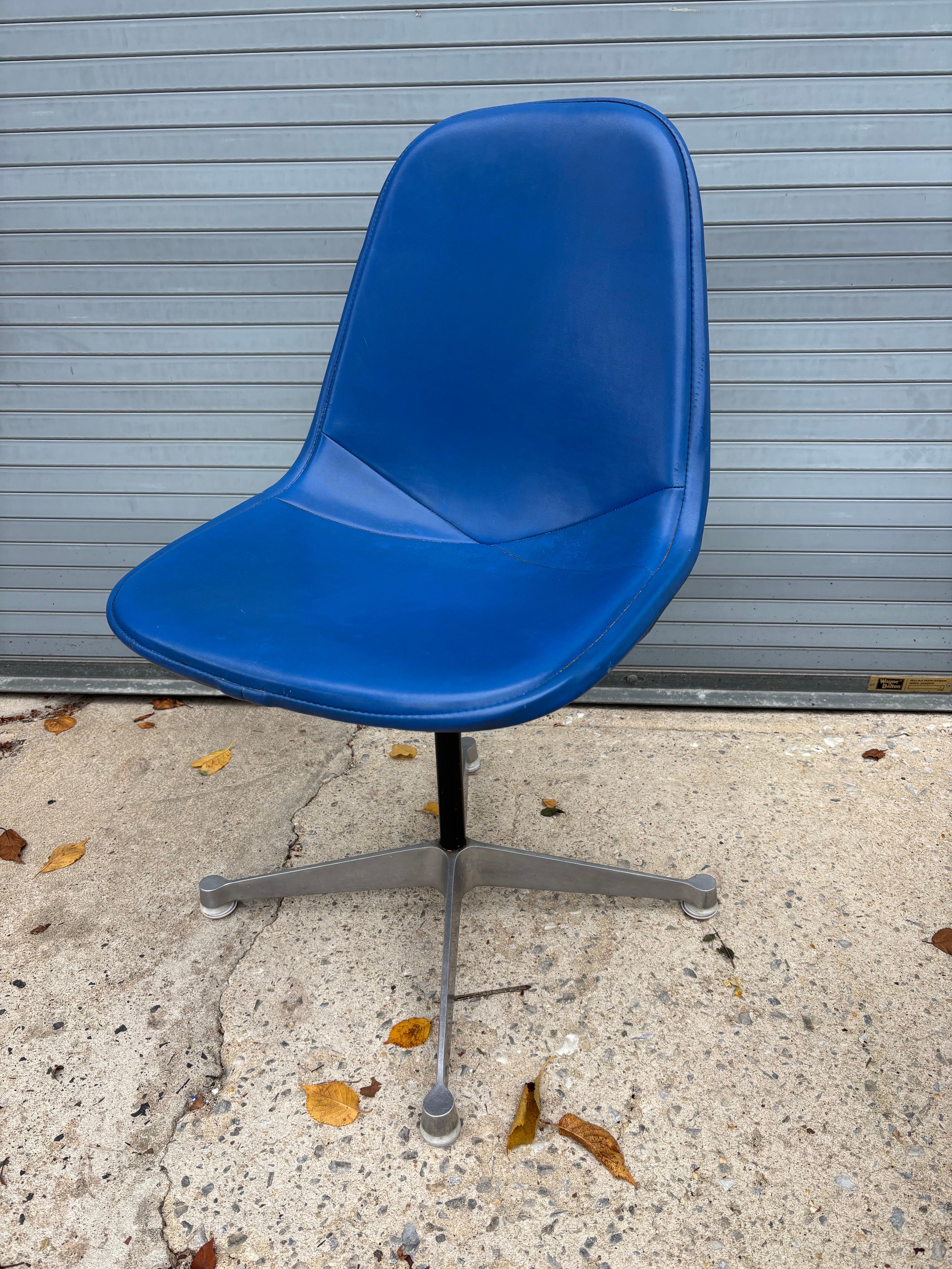 Eames for Herman Miller Aluminum Group Table and 6 Chairs Metal en venta