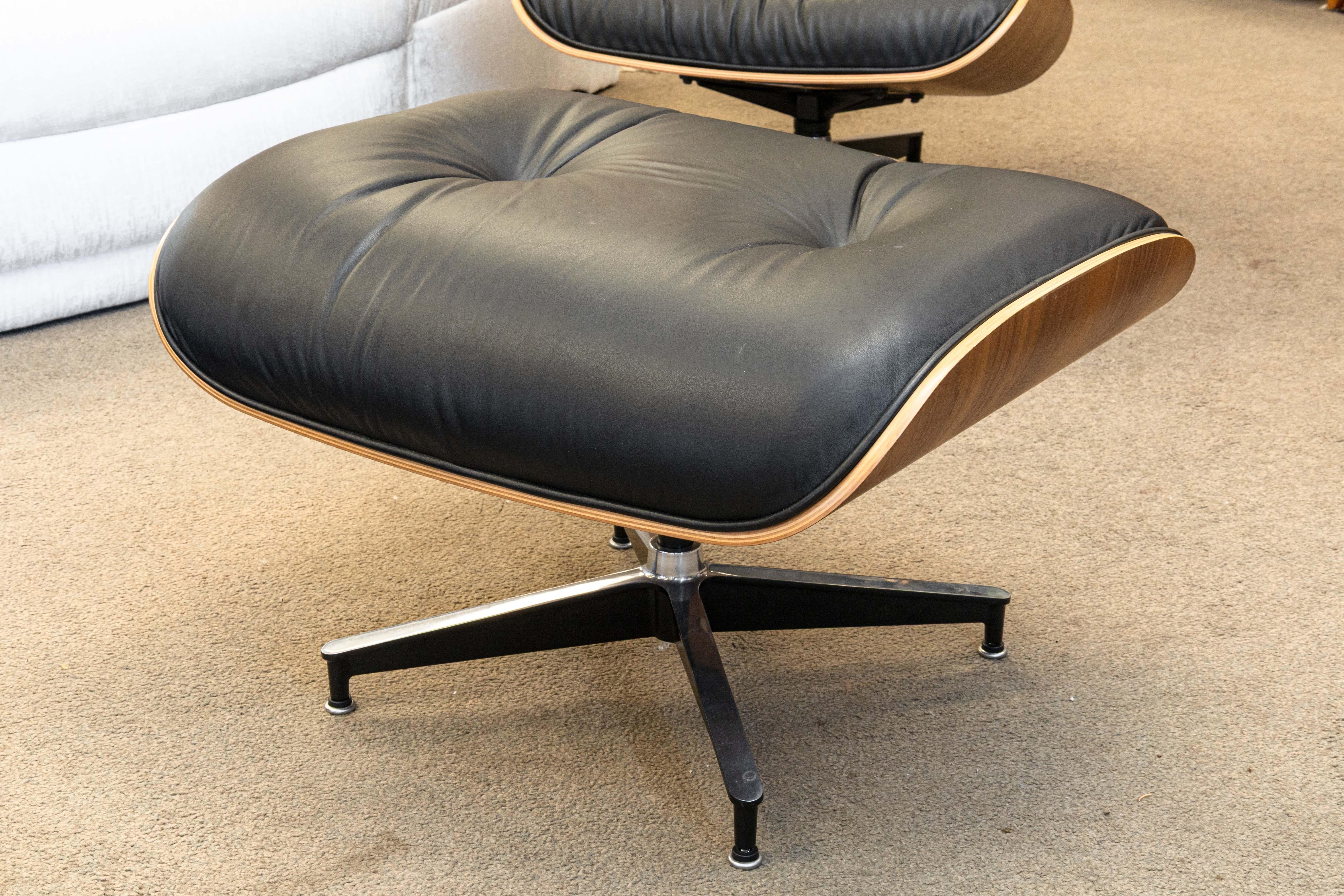 Eames para Herman Miller Silla de salón y otomana de cuero negro y nogal 3