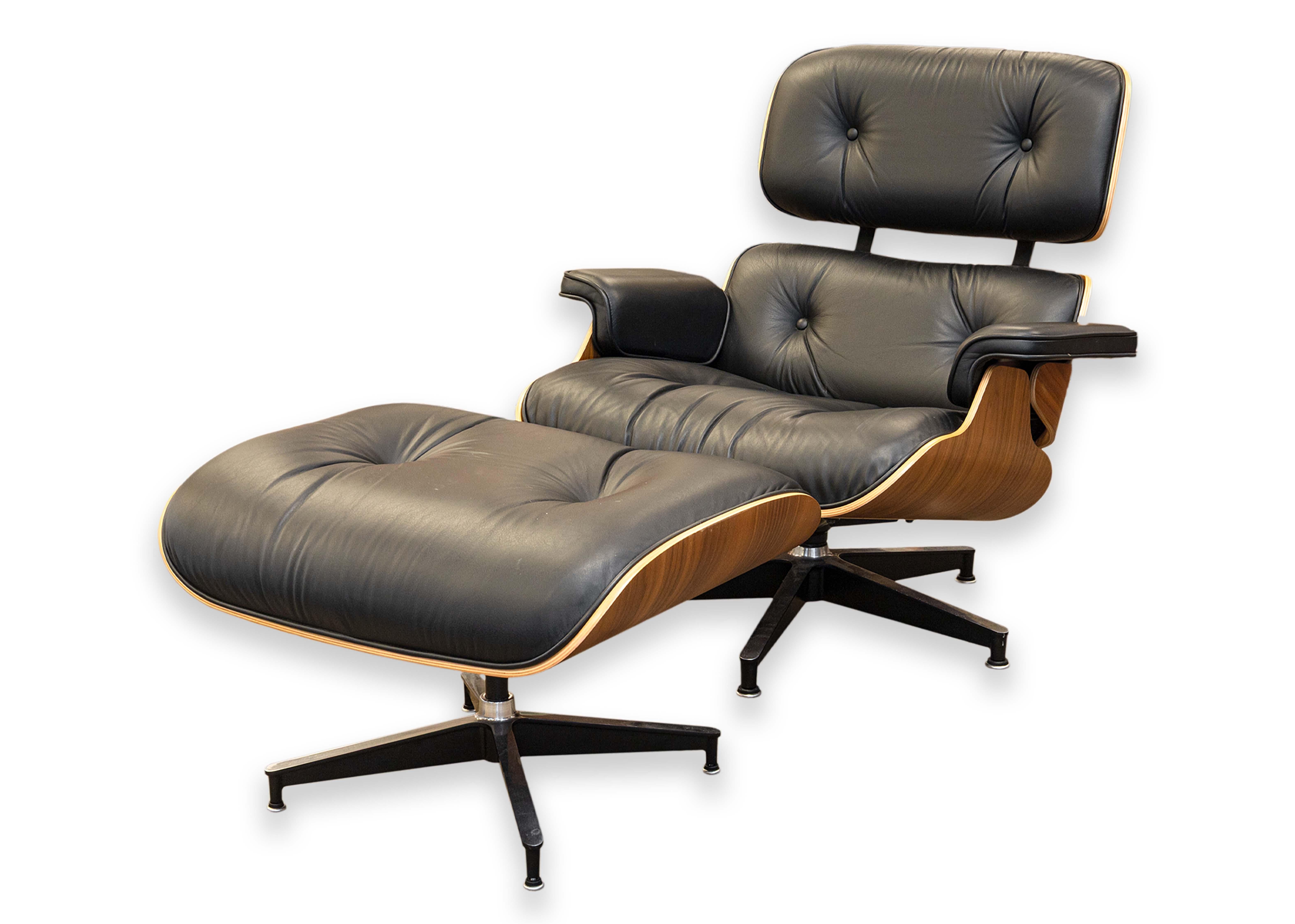 Eames para Herman Miller Silla de salón y otomana de cuero negro y nogal 4